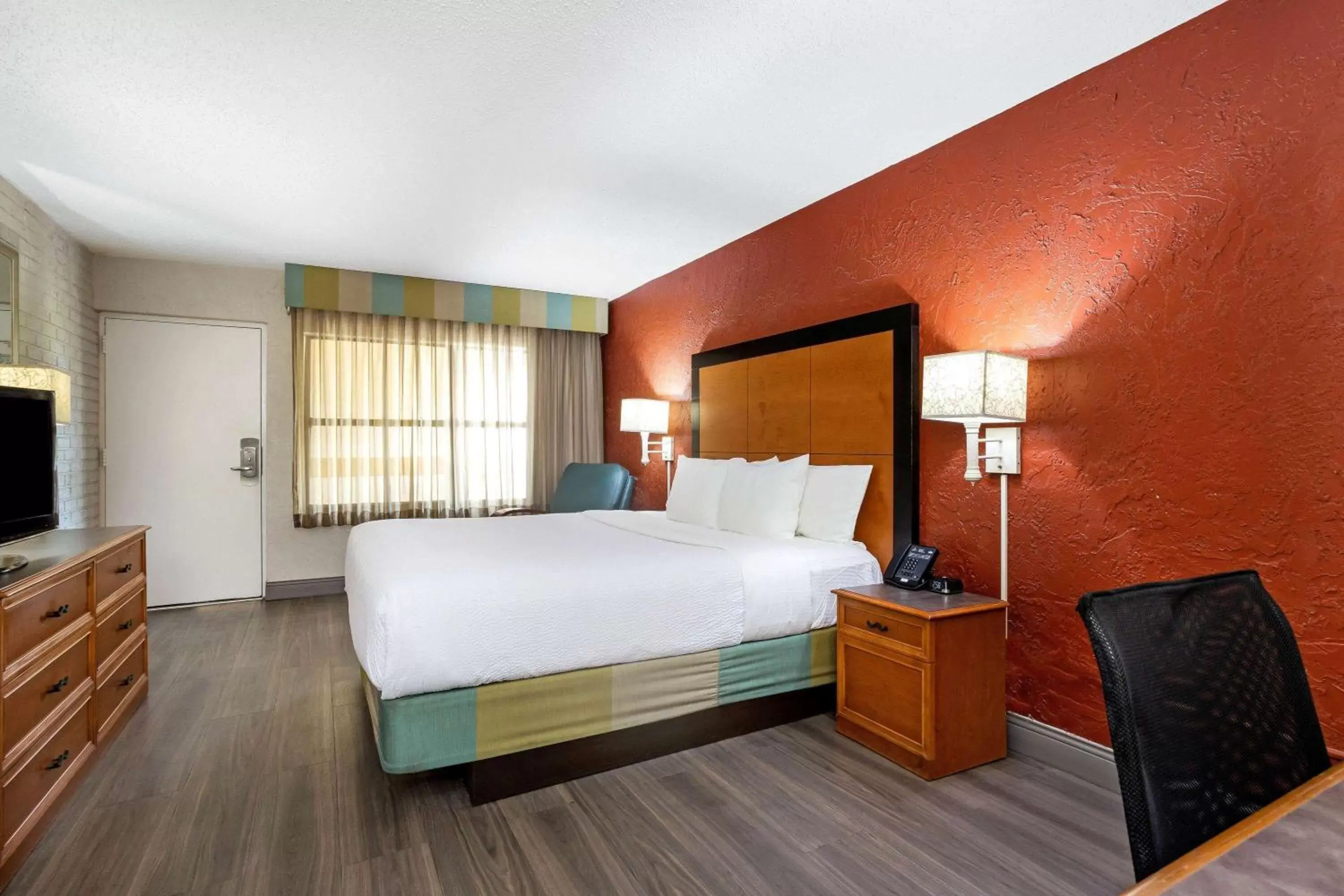 Photo of the whole room, Bed in La Quinta Inn Tampa Airport Stadium Westshore