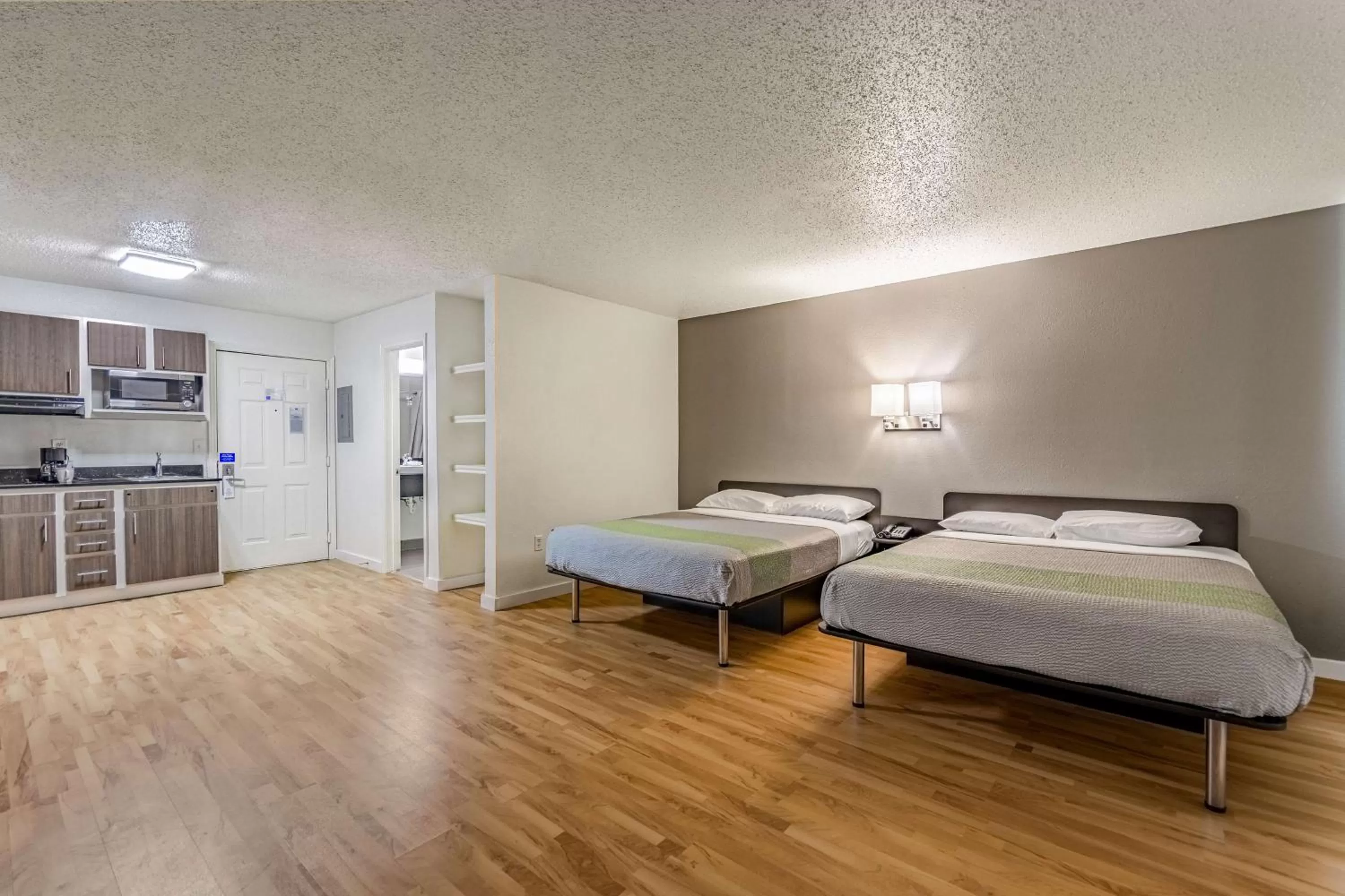 Photo of the whole room, Bed in Studio 6-Dallas, TX