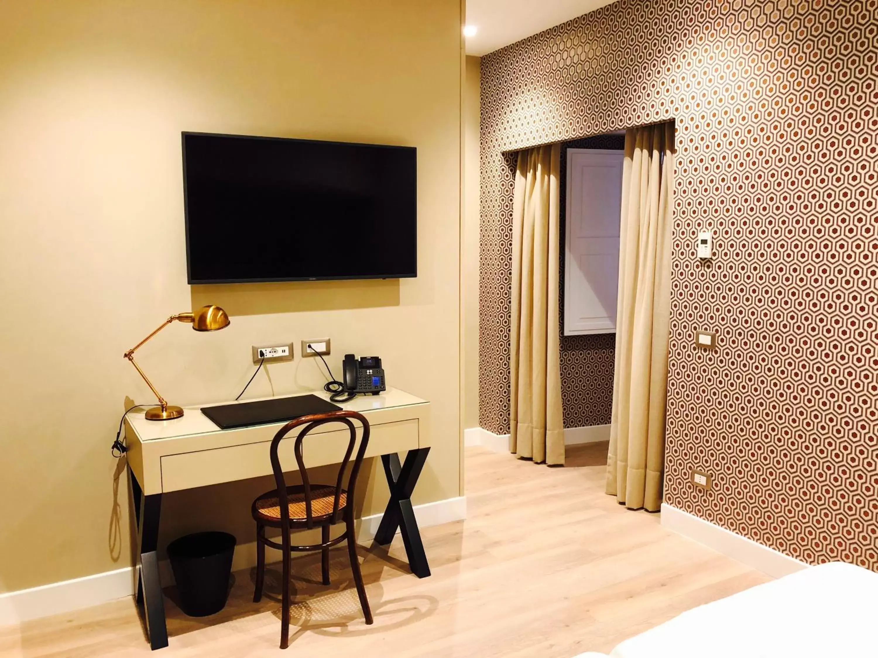TV and multimedia, TV/Entertainment Center in Caruso Place Boutique & Wellness Suites