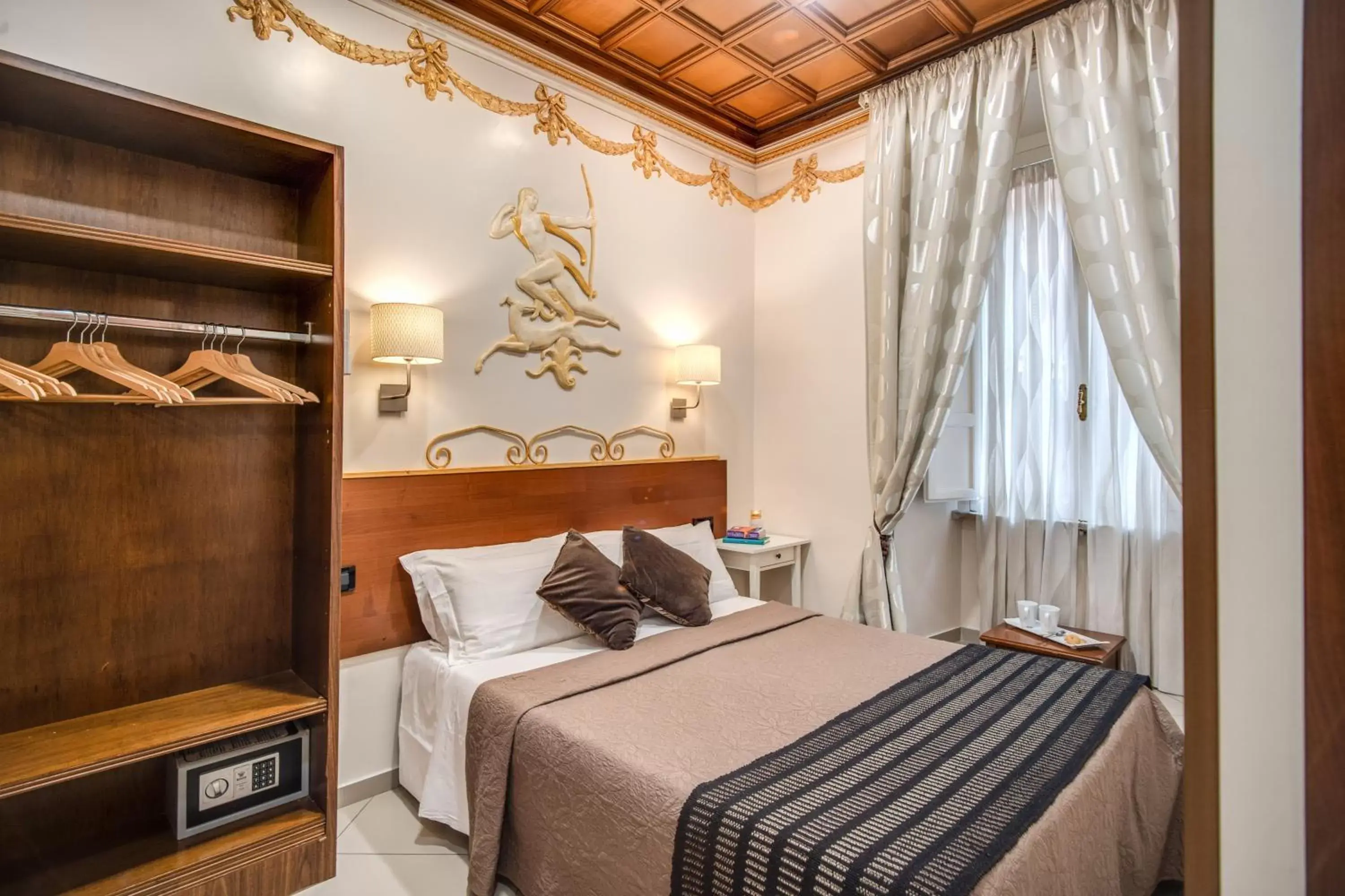 Bedroom, Bed in Matisse Royal