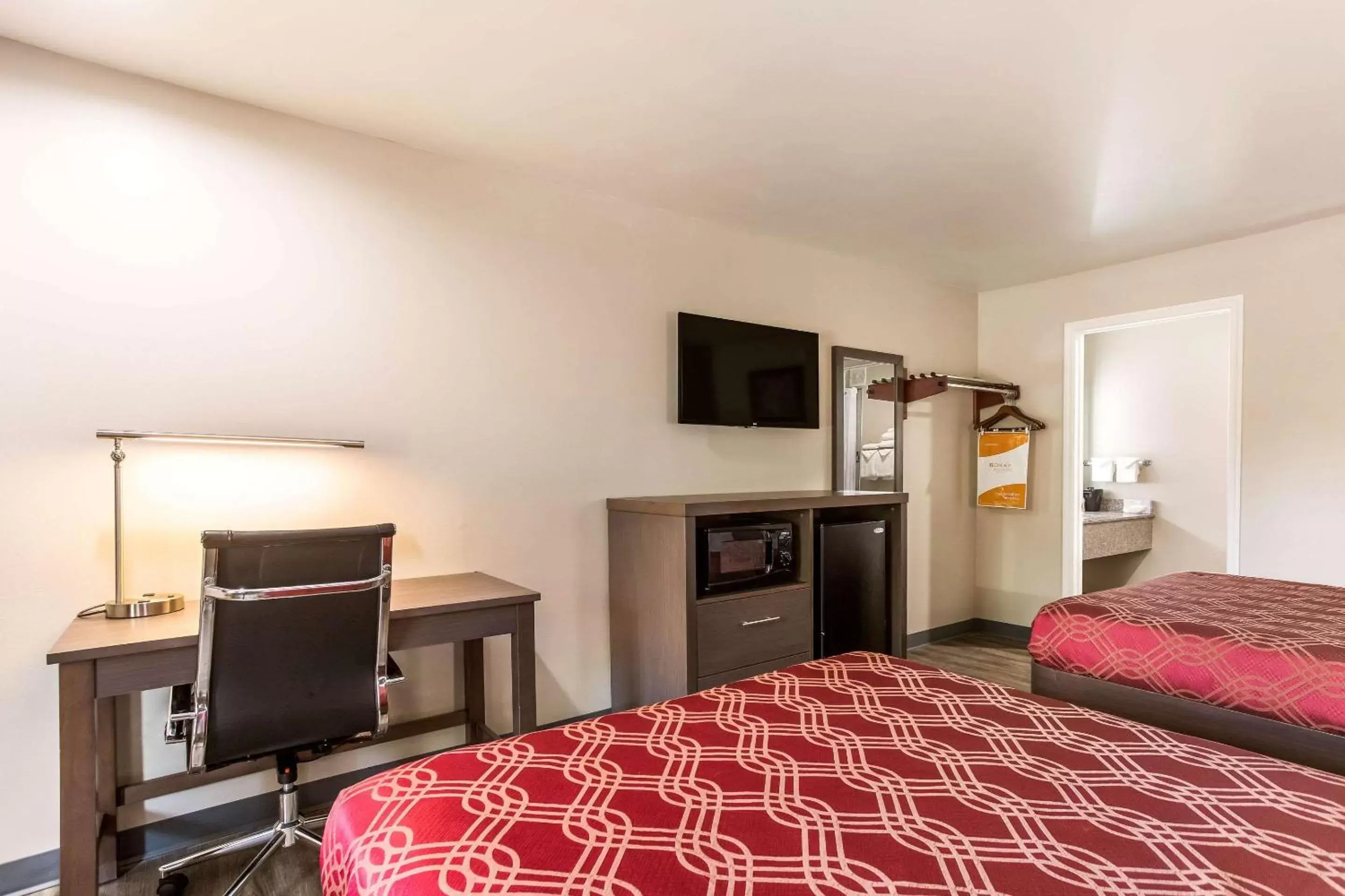 Photo of the whole room, Bed in Econo Lodge Inn & Suites Nashville SE Murfreesboro - MTSU