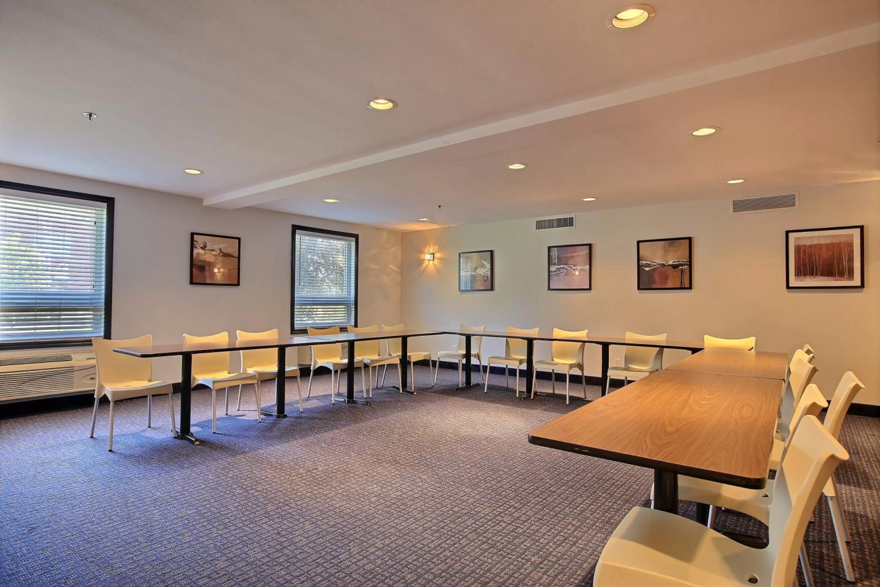 Meeting/conference room in Super 8 by Wyndham Lachenaie/Terrebonne