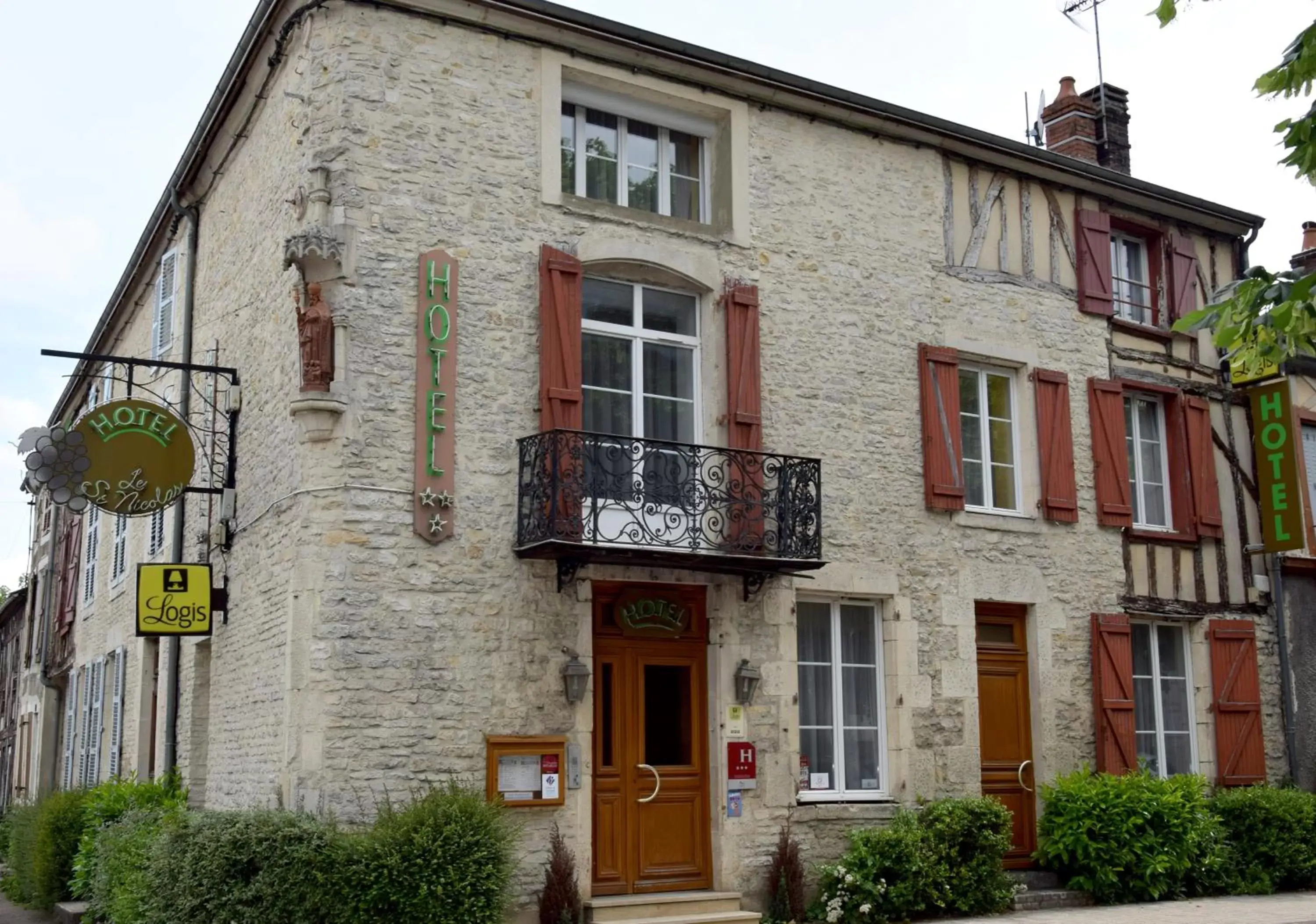 Facade/entrance in Logis Le Saint Nicolas