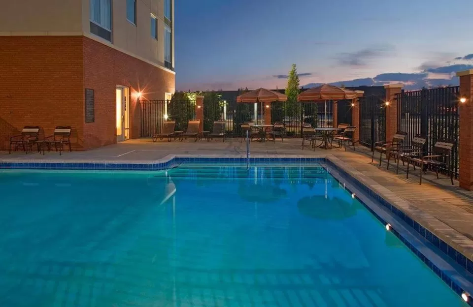 Swimming pool in Hyatt Place Nashville Airport