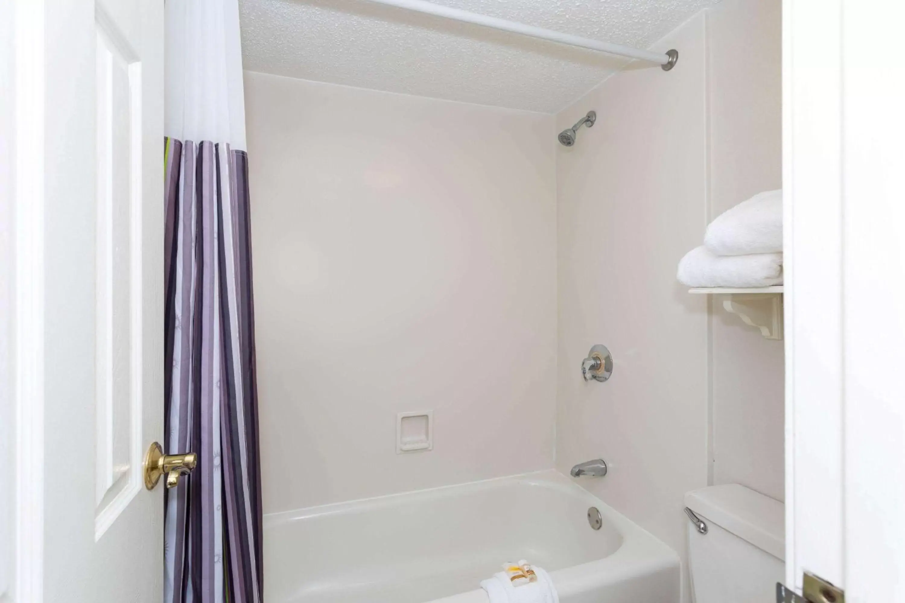 Bathroom in La Quinta Inn by Wyndham Tallahassee North
