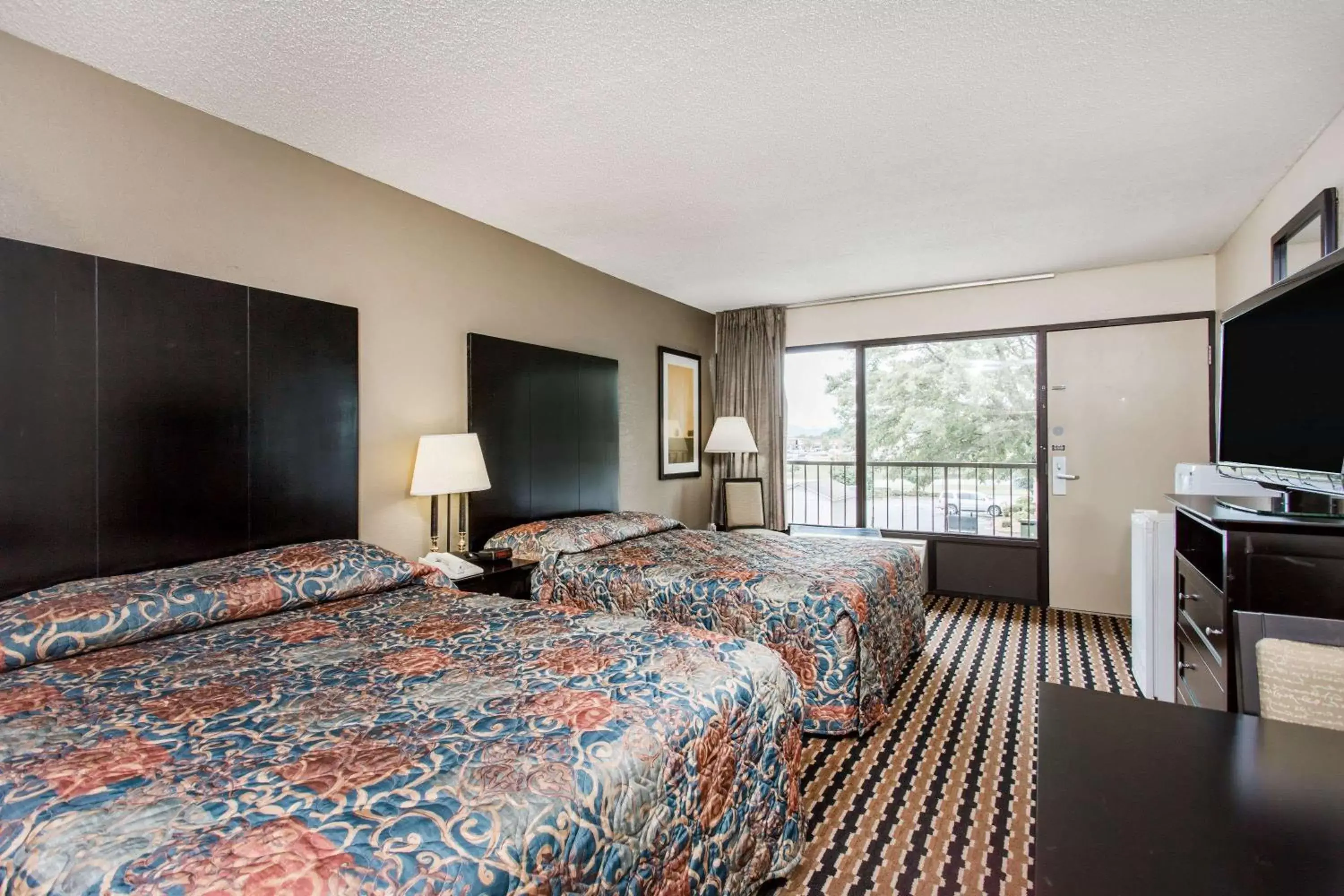 Photo of the whole room, Bed in Days Inn by Wyndham Wilkesboro