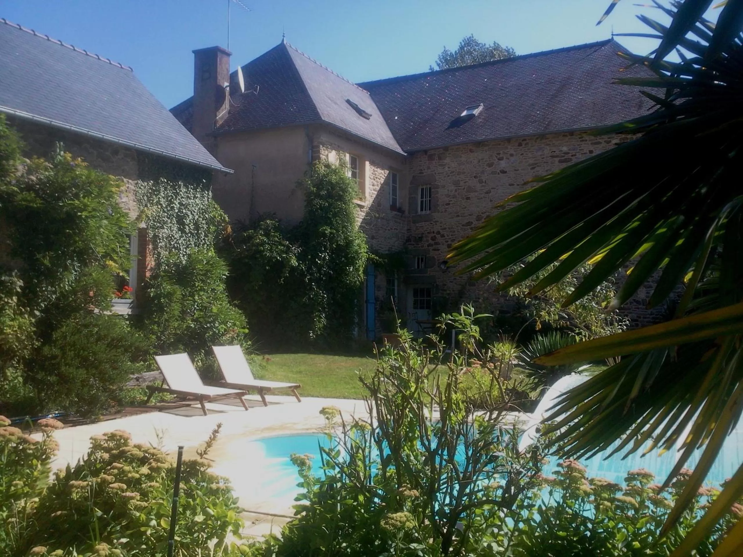 Pool view in Manoir de la Peignie