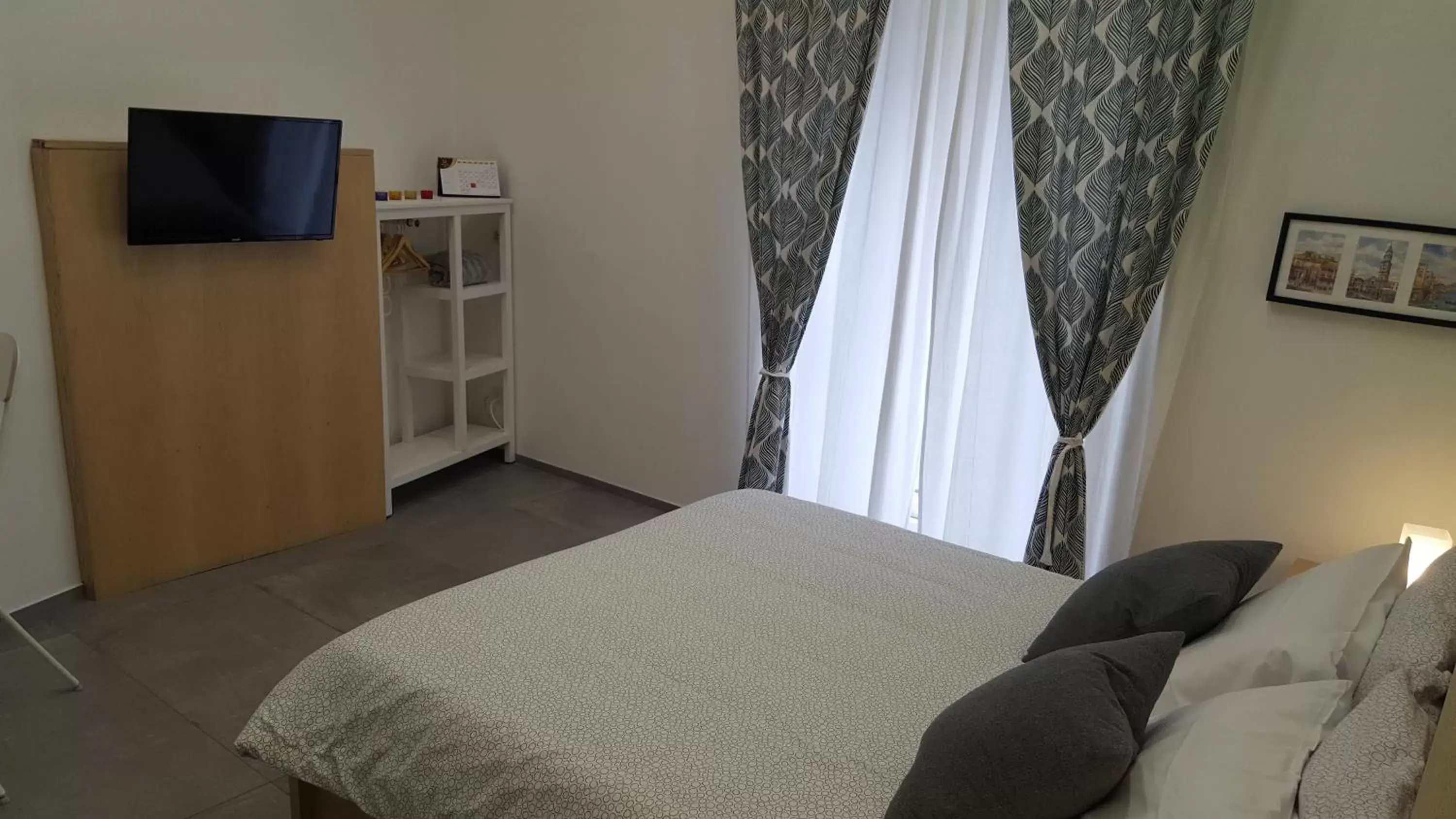 Photo of the whole room, Bed in ALYSSA HOUSE
