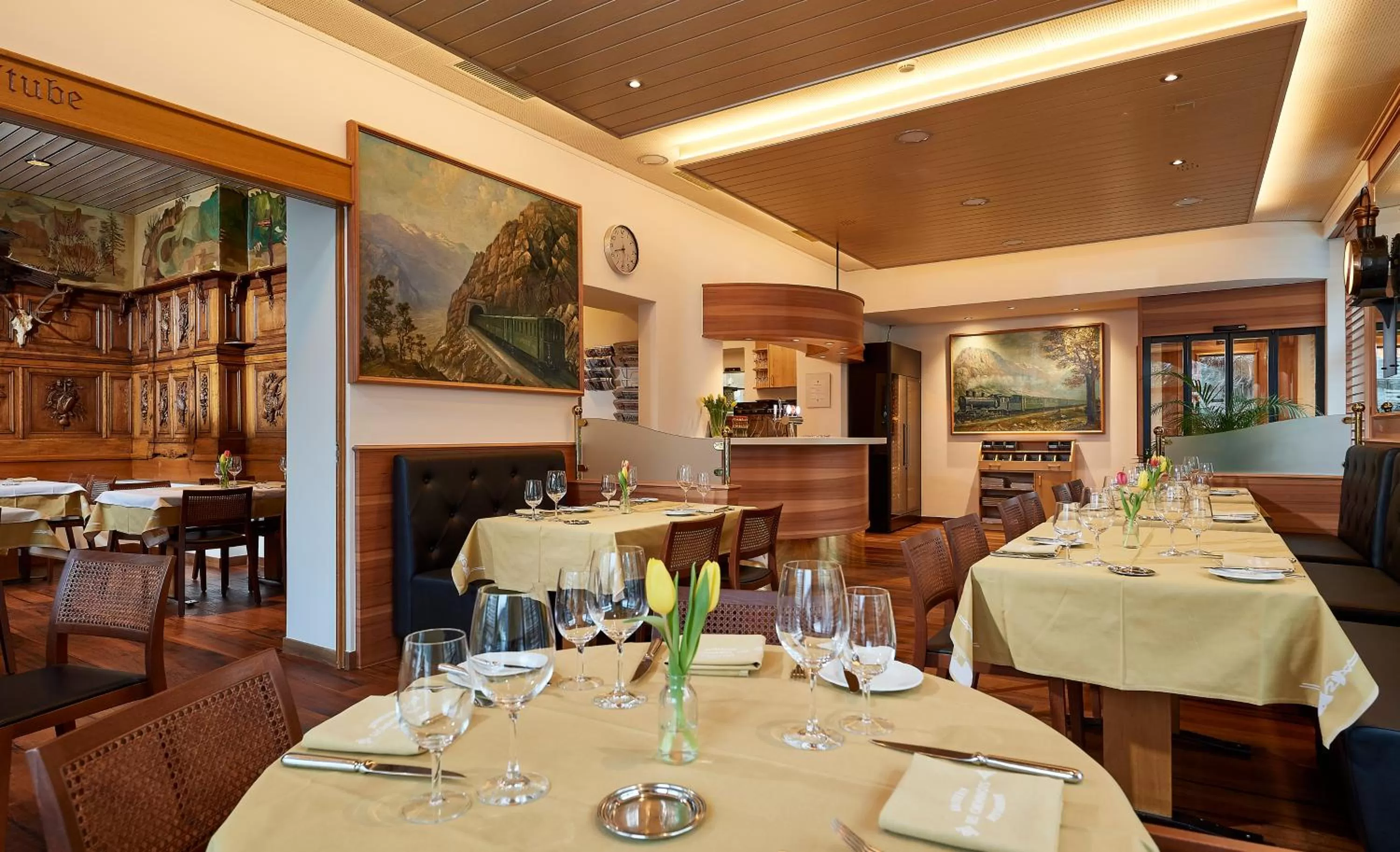 Restaurant/places to eat in Hotel Ambassador