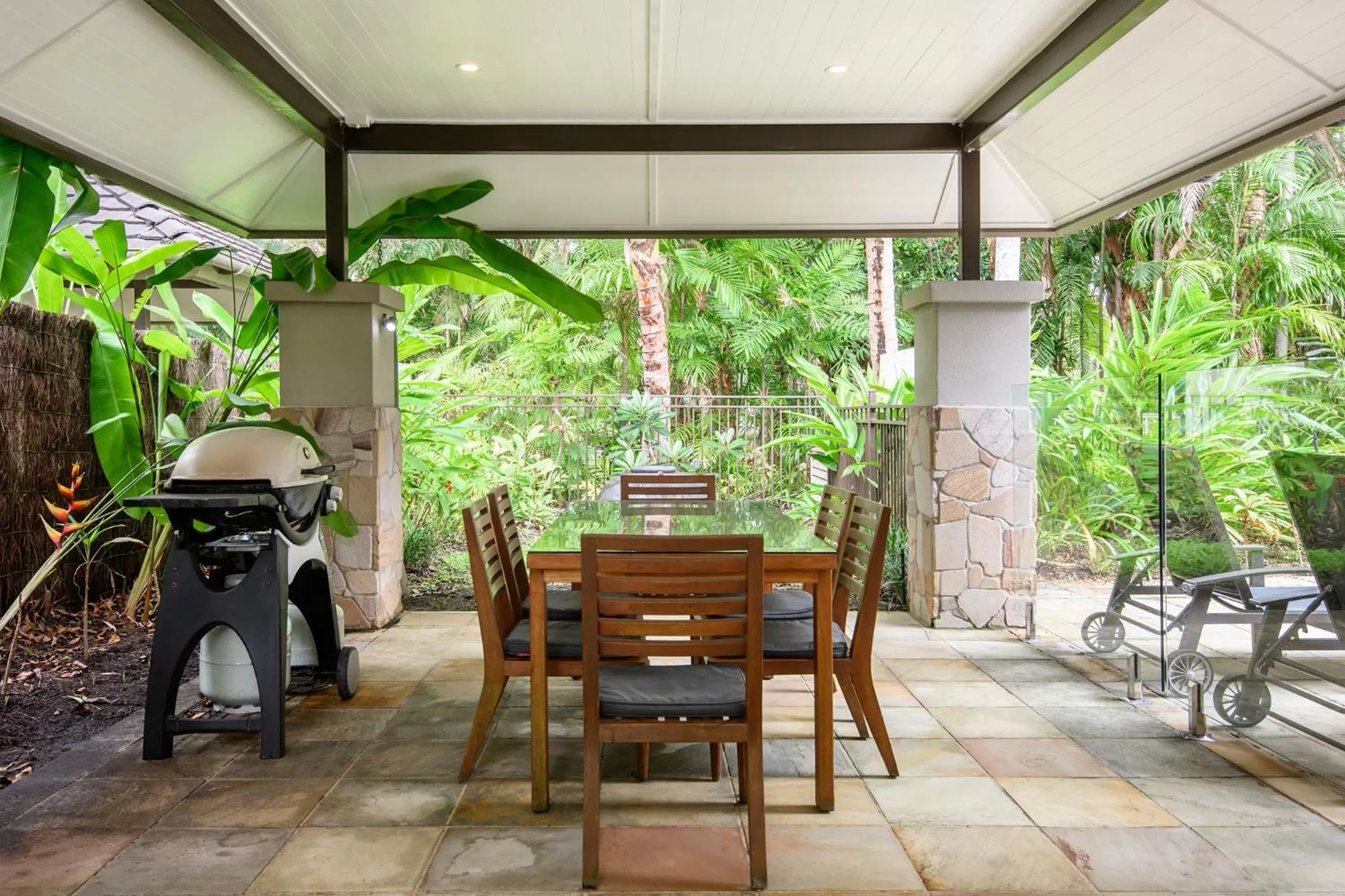 Patio, Restaurant/Places to Eat in Port Douglas Private Apartments in Temple