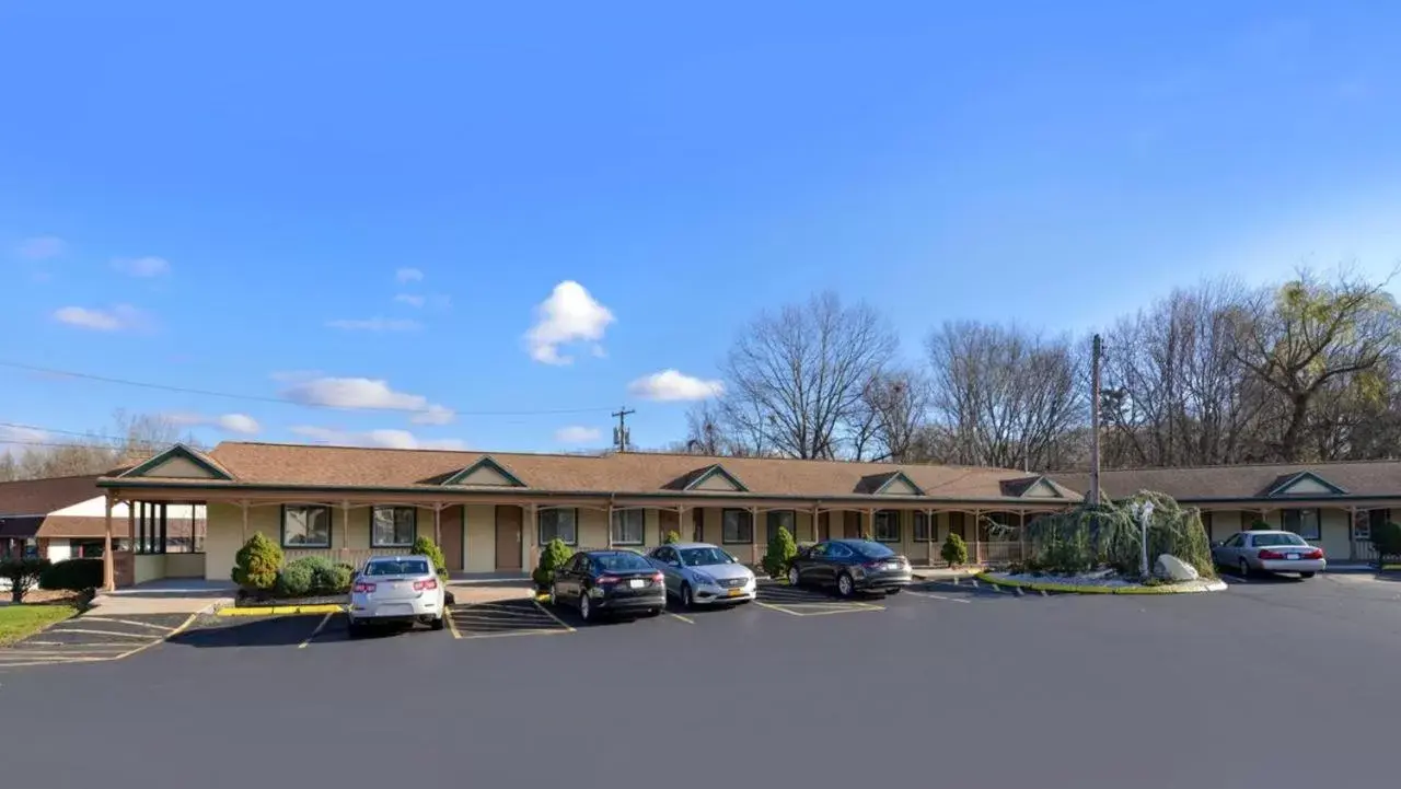 Parking, Property Building in Cheshire Welcome Inn