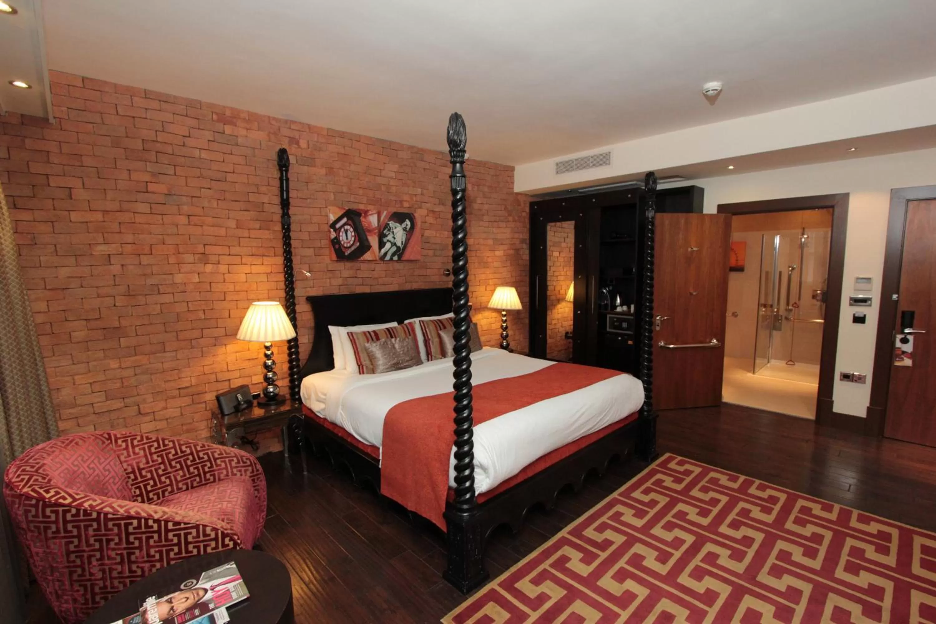 Photo of the whole room, Bed in Hotel Indigo London Tower Hill by IHG