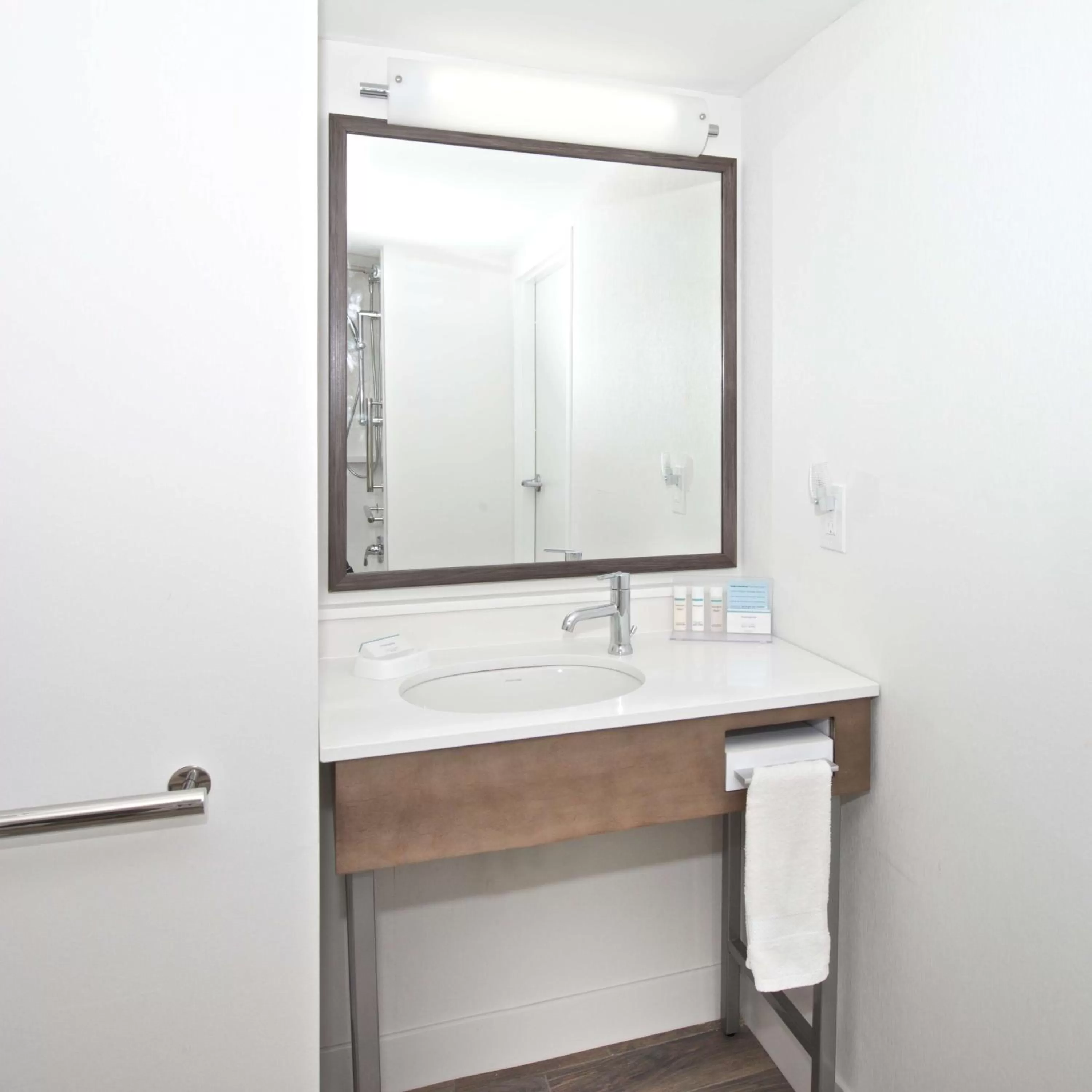 Bathroom in Hampton Inn & Suites N Ft Worth-Alliance Airport