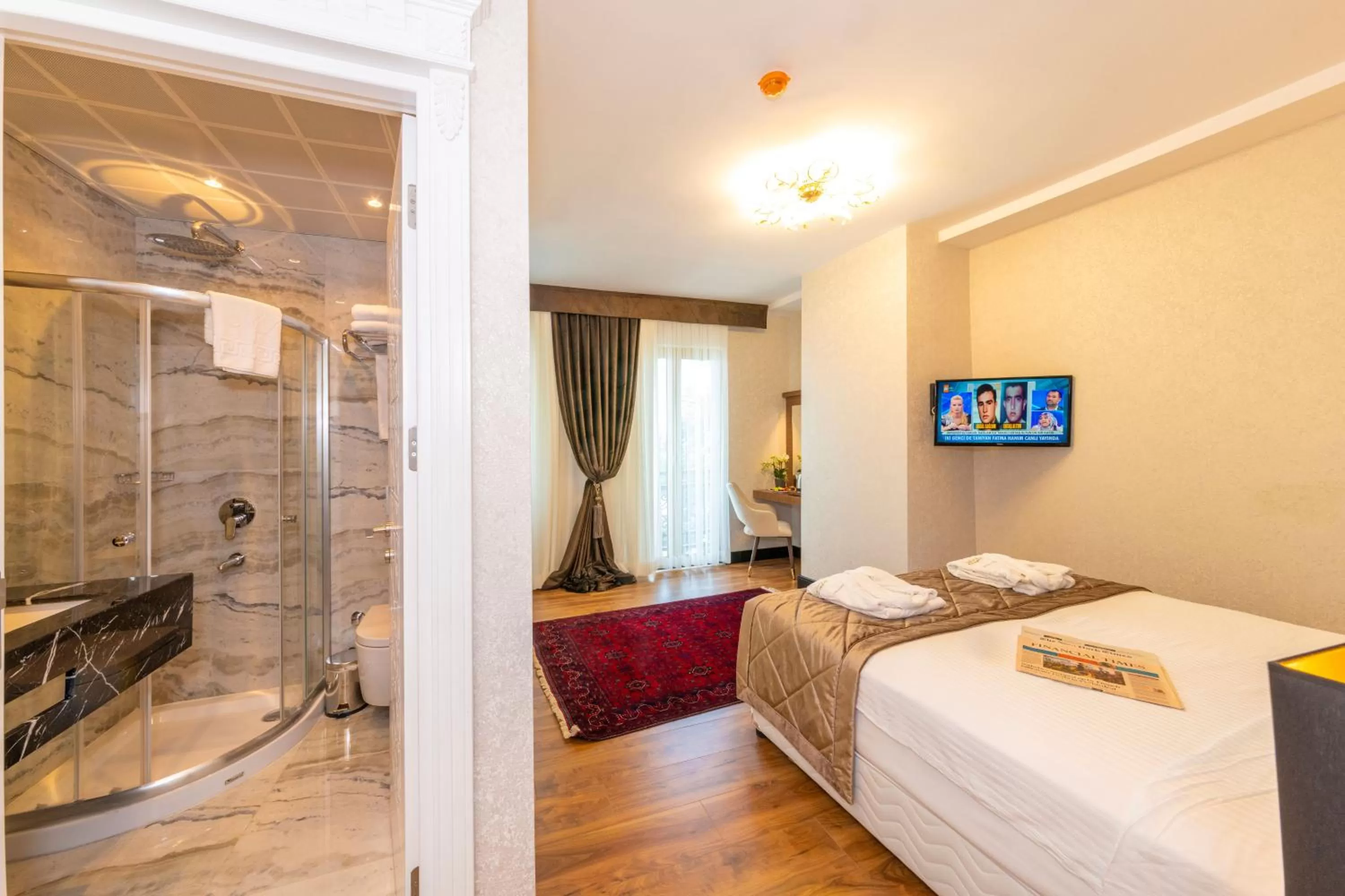 Shower, Bed in Eastanbul Suites