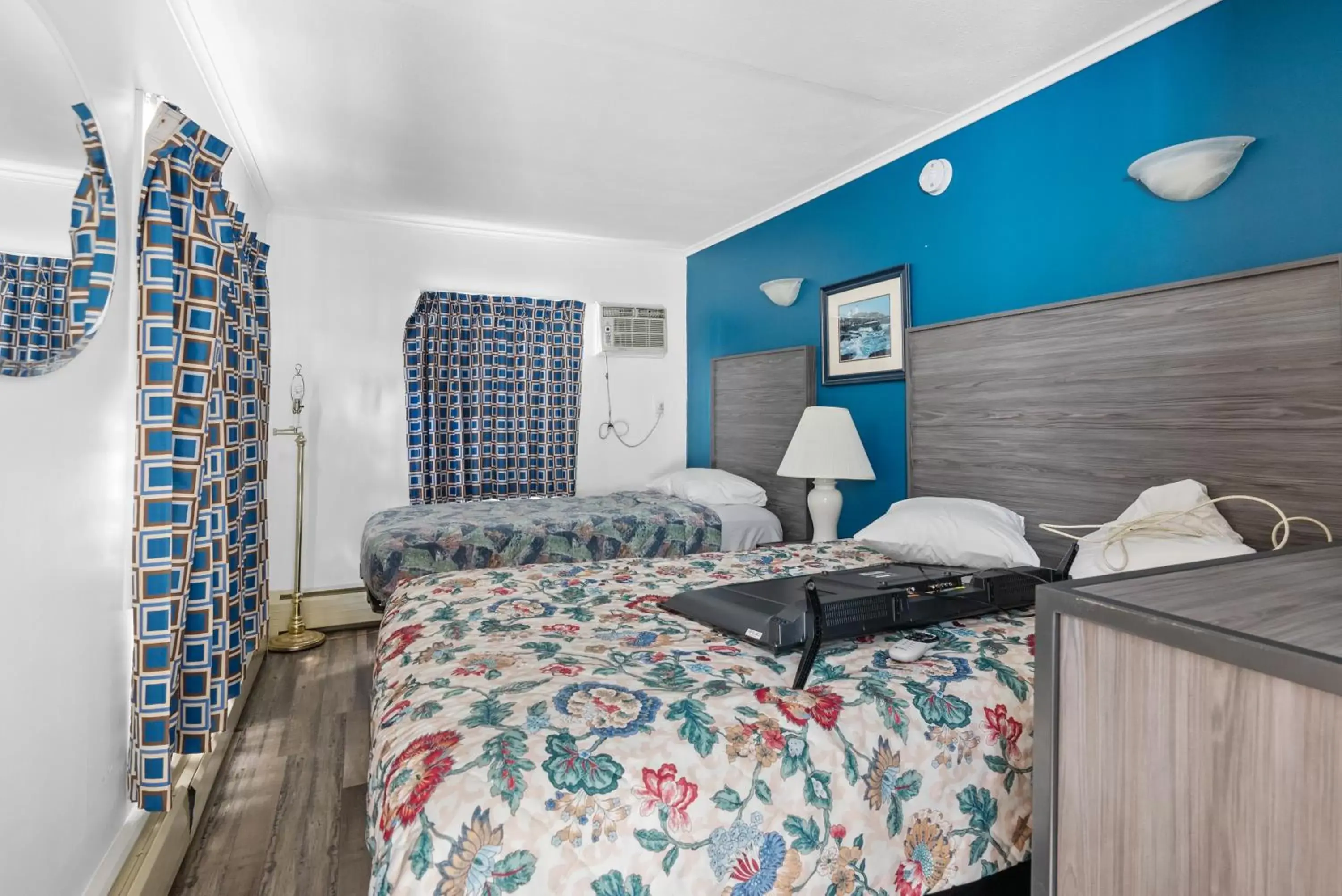 Bed in Ne'r Beach Motel