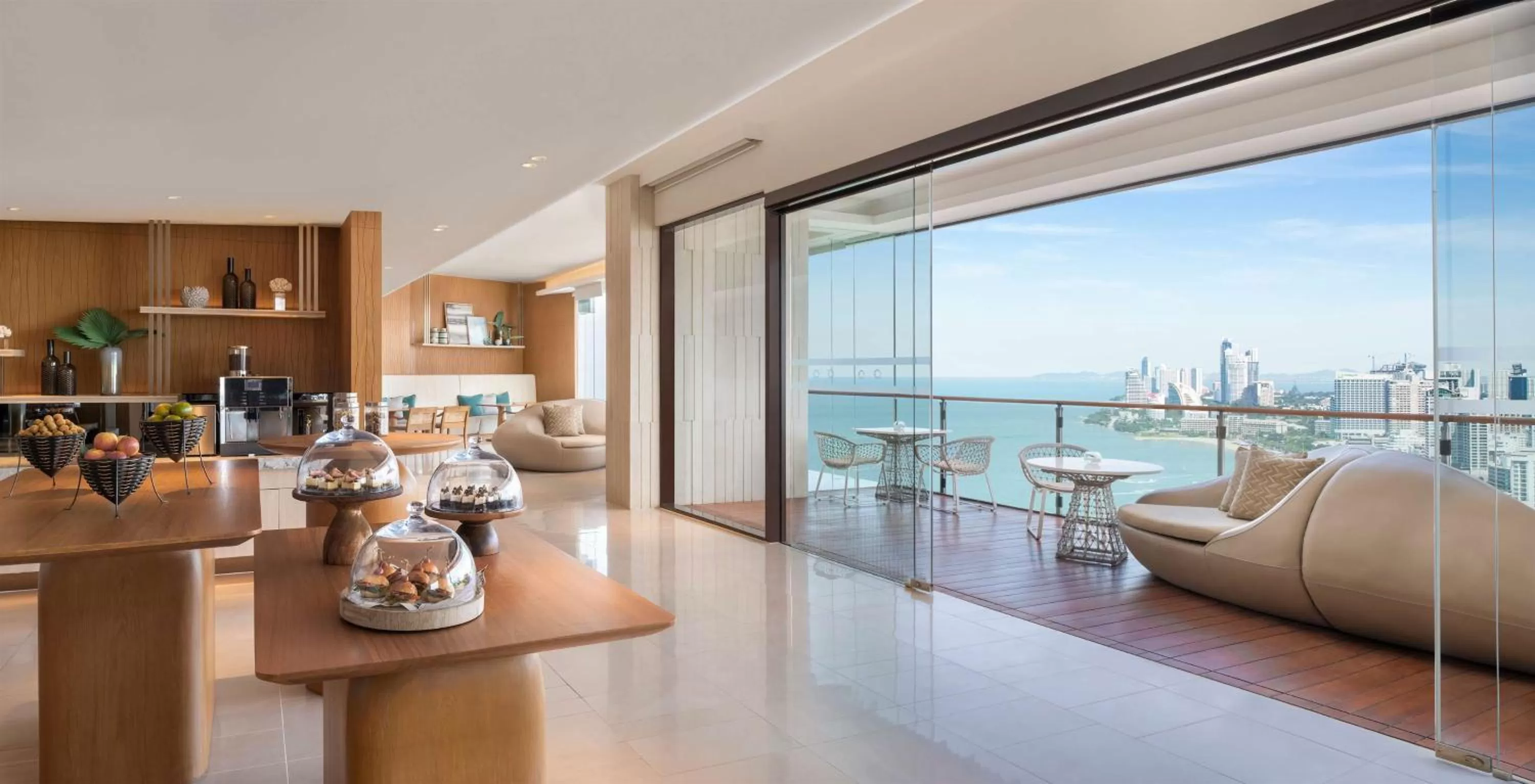 Lounge or bar in Hilton Pattaya