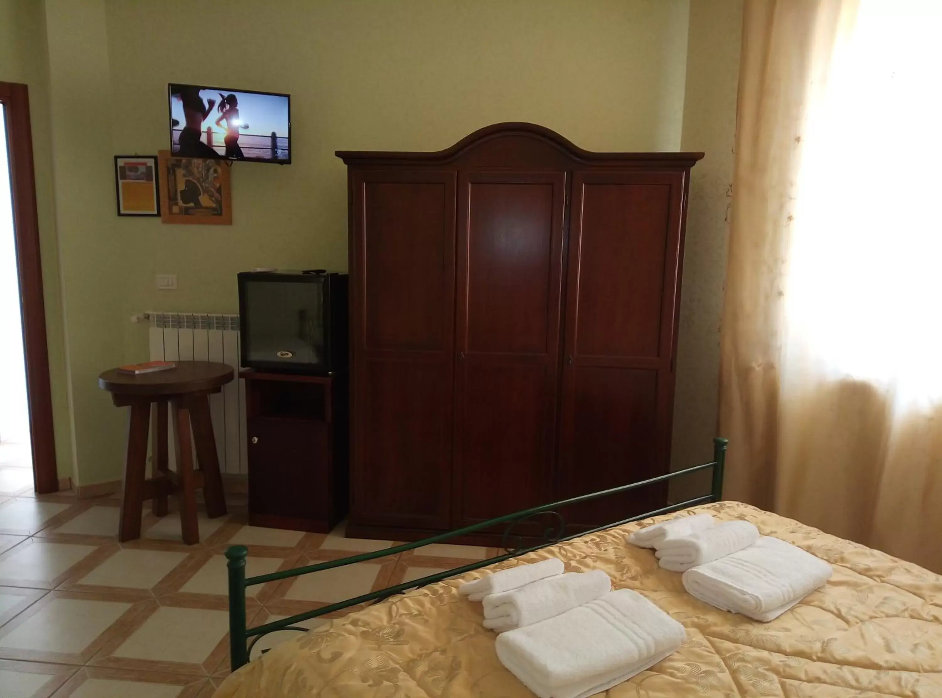 TV/Entertainment Center in Mamma Assunta