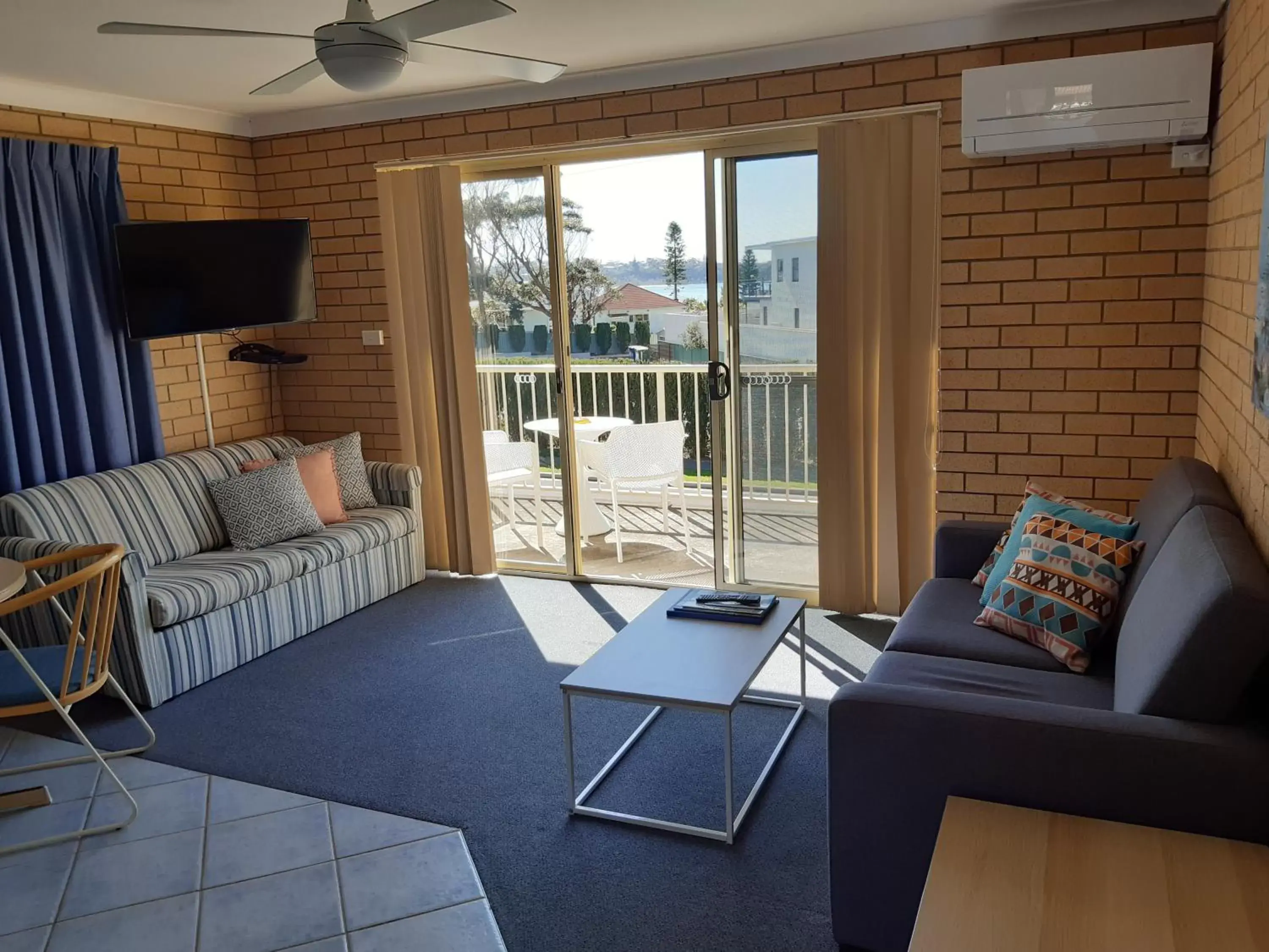 Living room, Seating Area in Dolphins of Mollymook Motel and Fifth Green Apartments