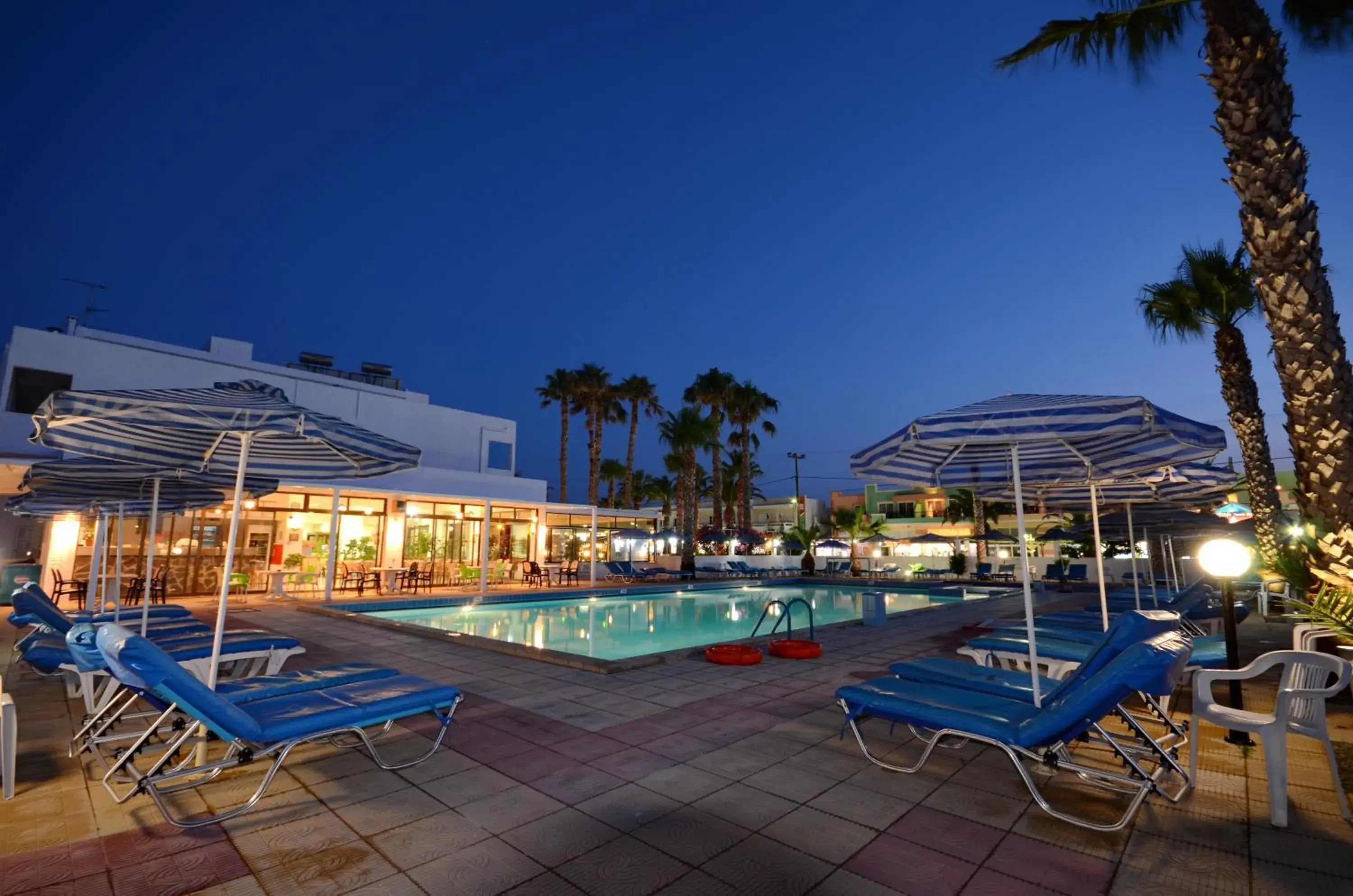 Property building, Swimming Pool in Tropical Sol