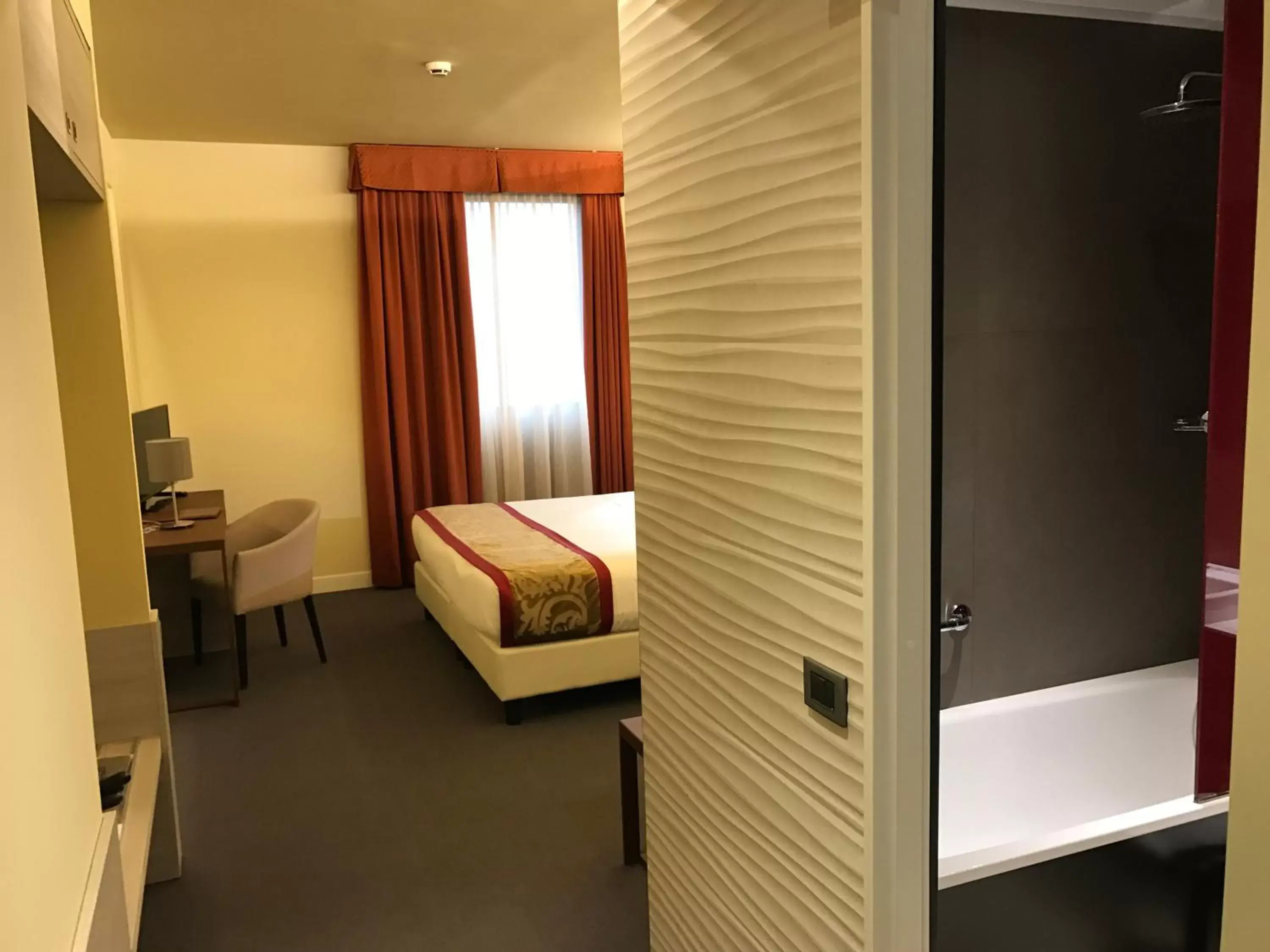 Photo of the whole room, Bed in Antony Hotel - Venice Airport