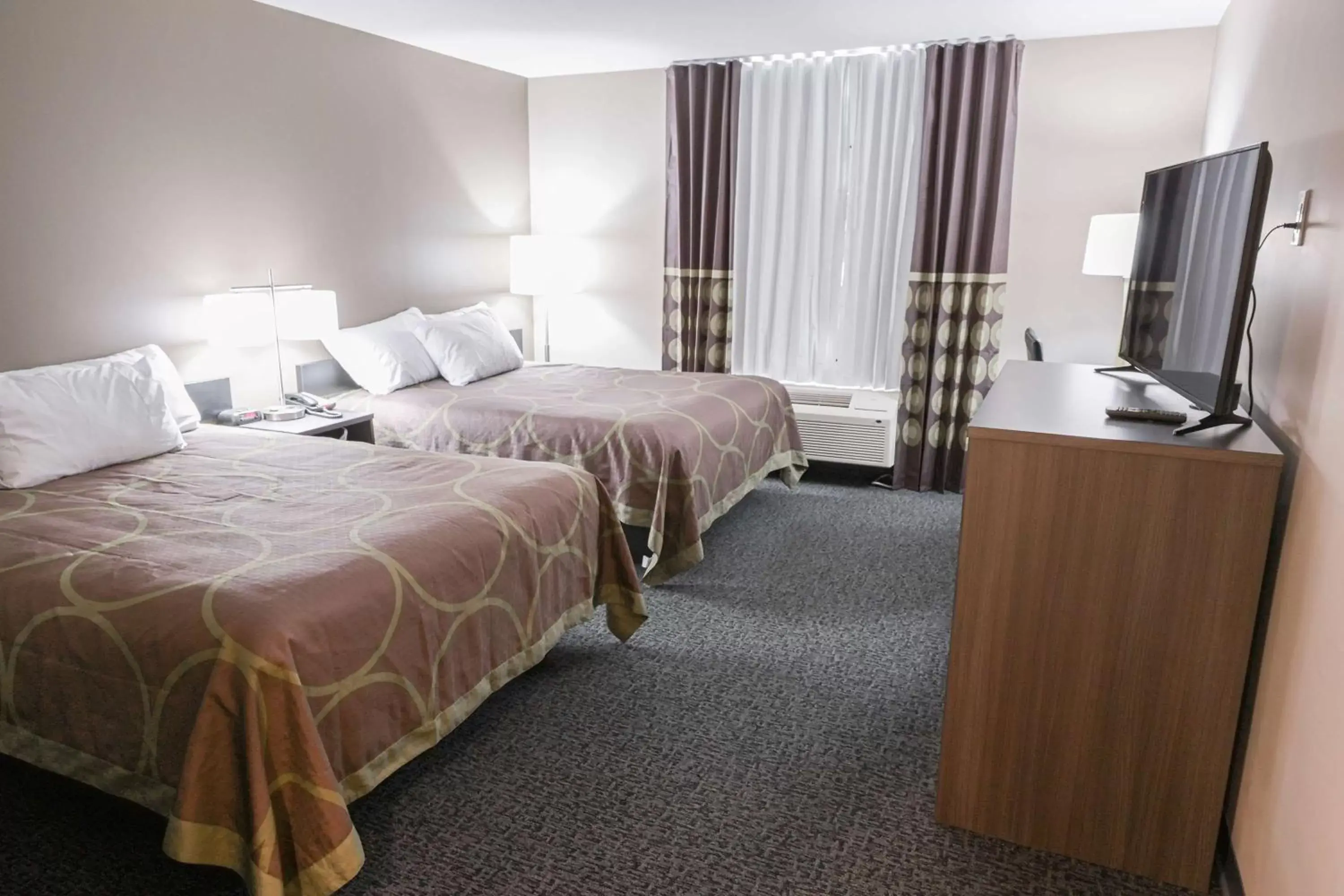 Photo of the whole room, Bed in Super 8 by Wyndham Moosonee