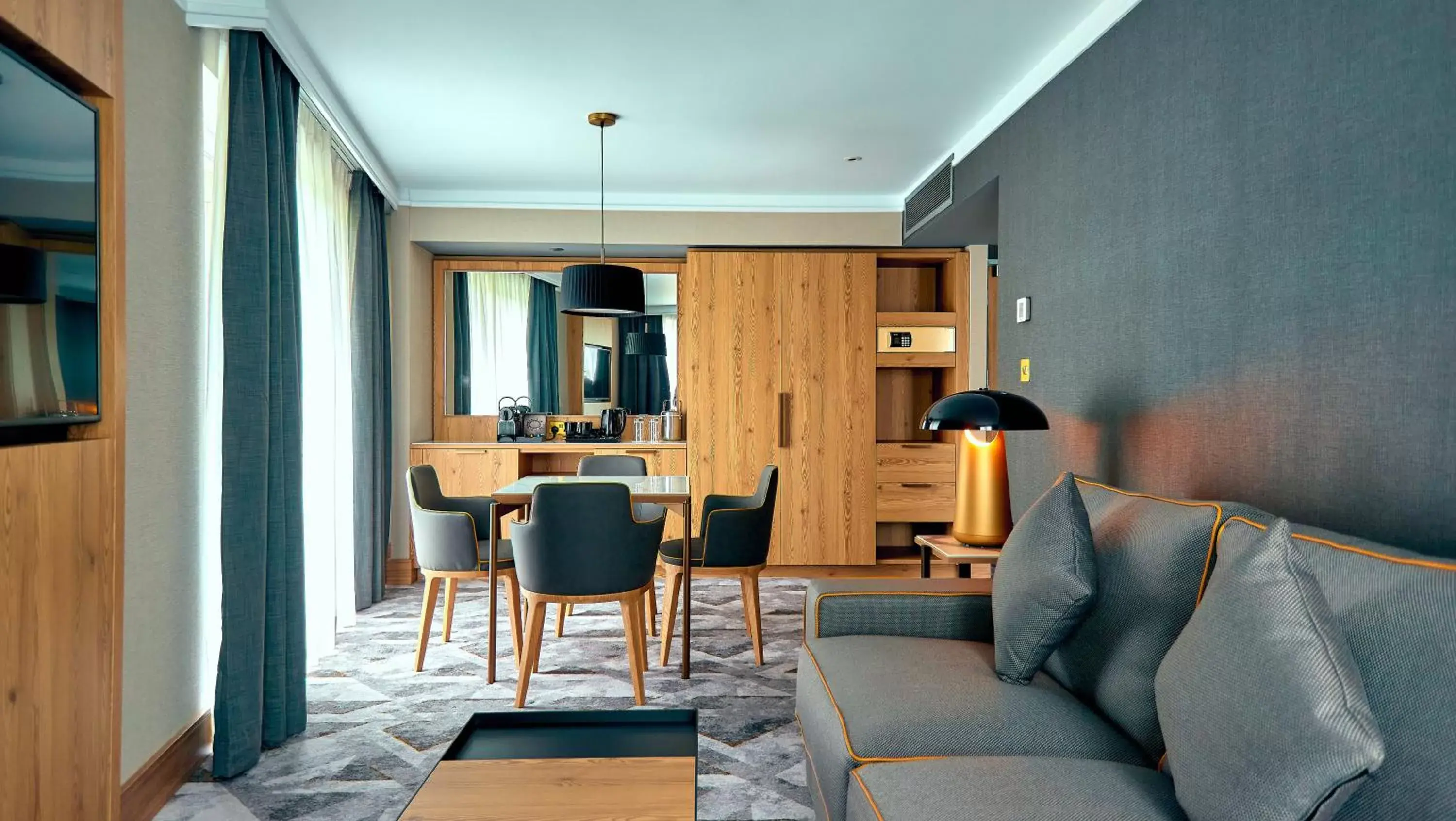 Bedroom, Seating Area in Crowne Plaza Marlow, an IHG Hotel