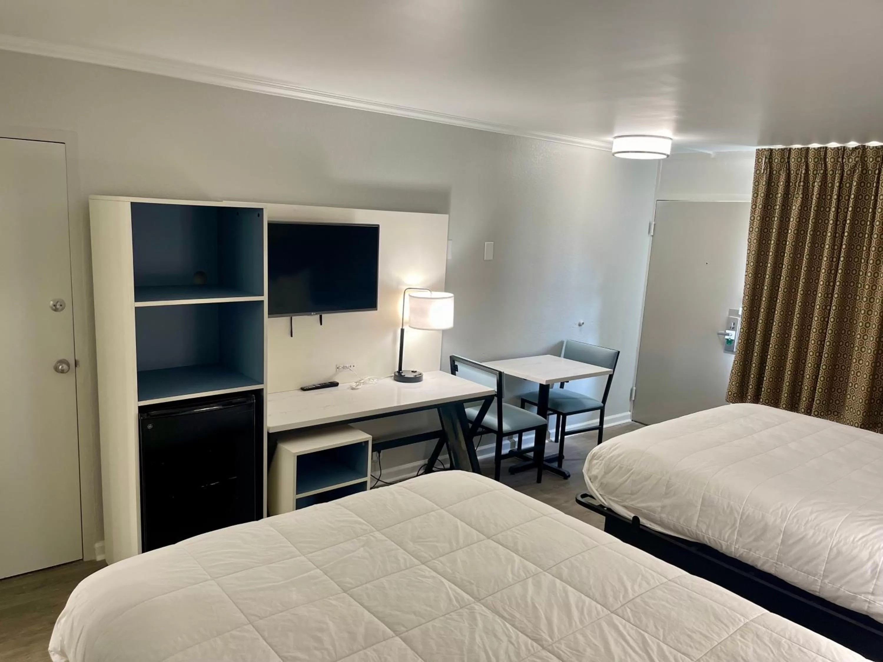 TV and multimedia, Bed in Quality Inn & Suites Georgetown