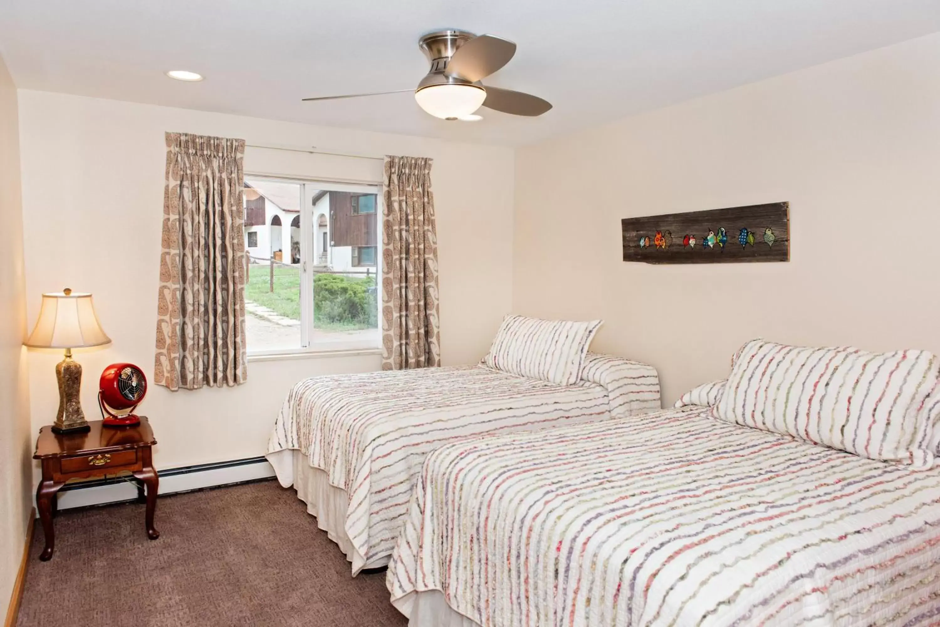 Bedroom, Bed in Red Wing Motel