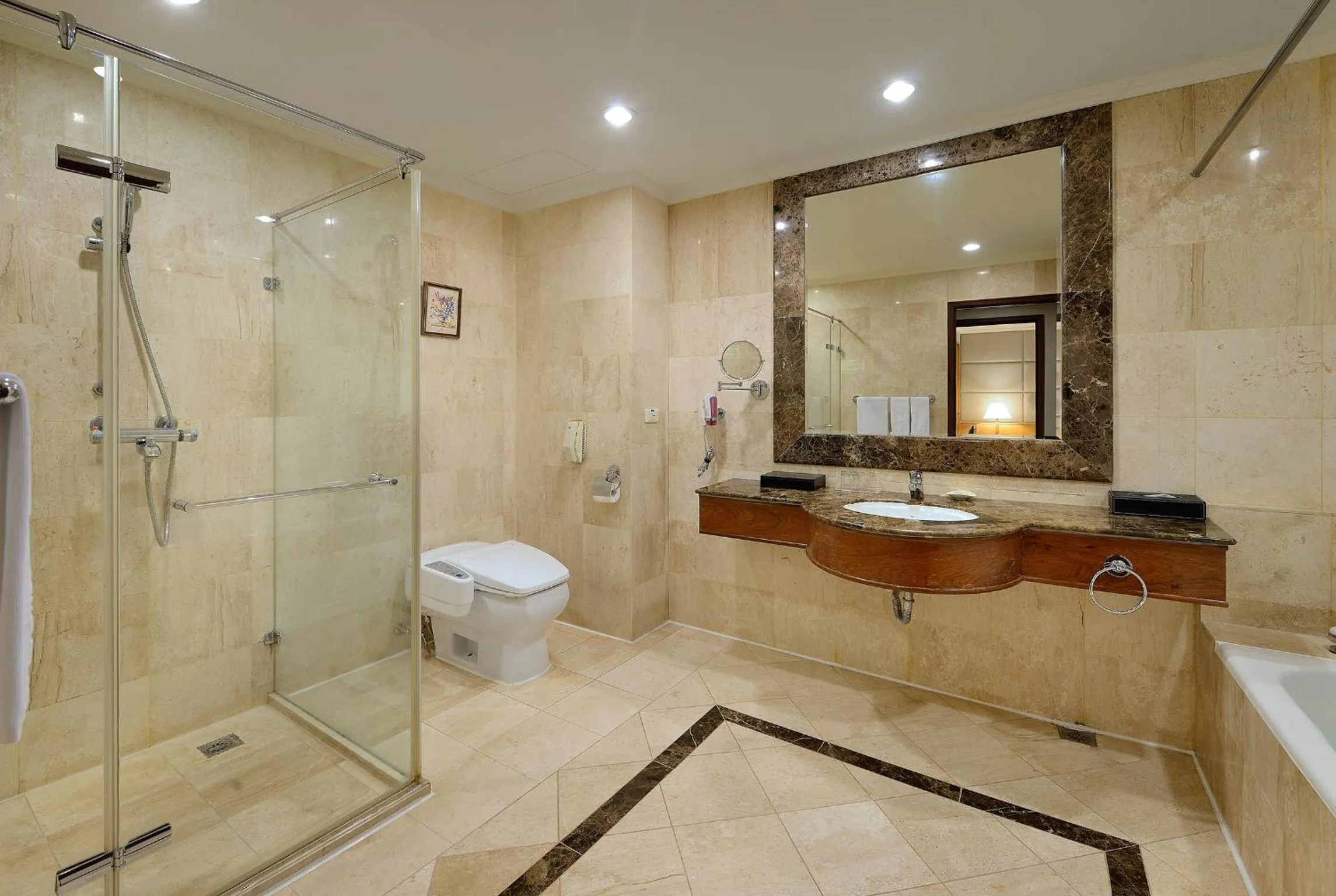 Shower in Le Midi Hotel Jungli