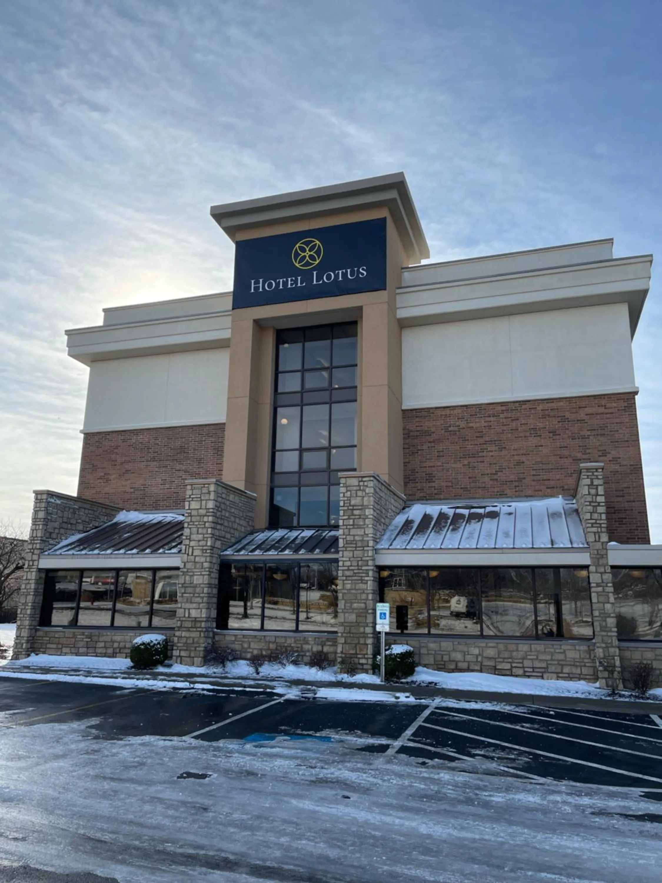 Property building in Hotel Lotus Kansas City Merriam