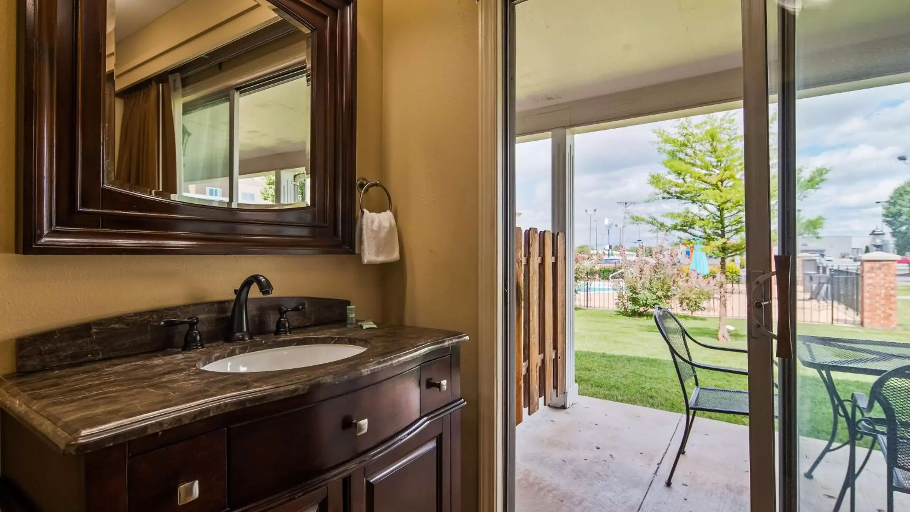 Patio, Bathroom in Best Western Coach House