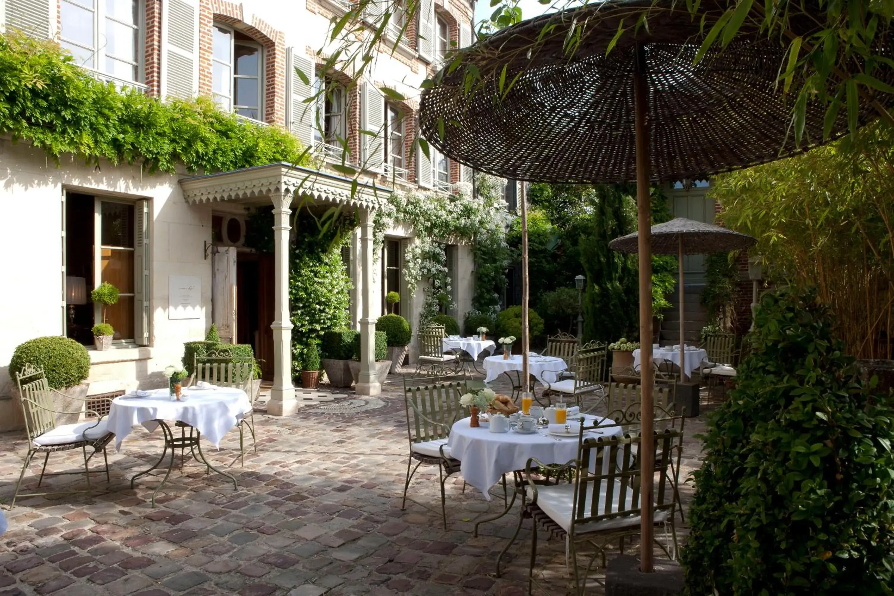 Facade/entrance, Restaurant/Places to Eat in La Maison De Lucie