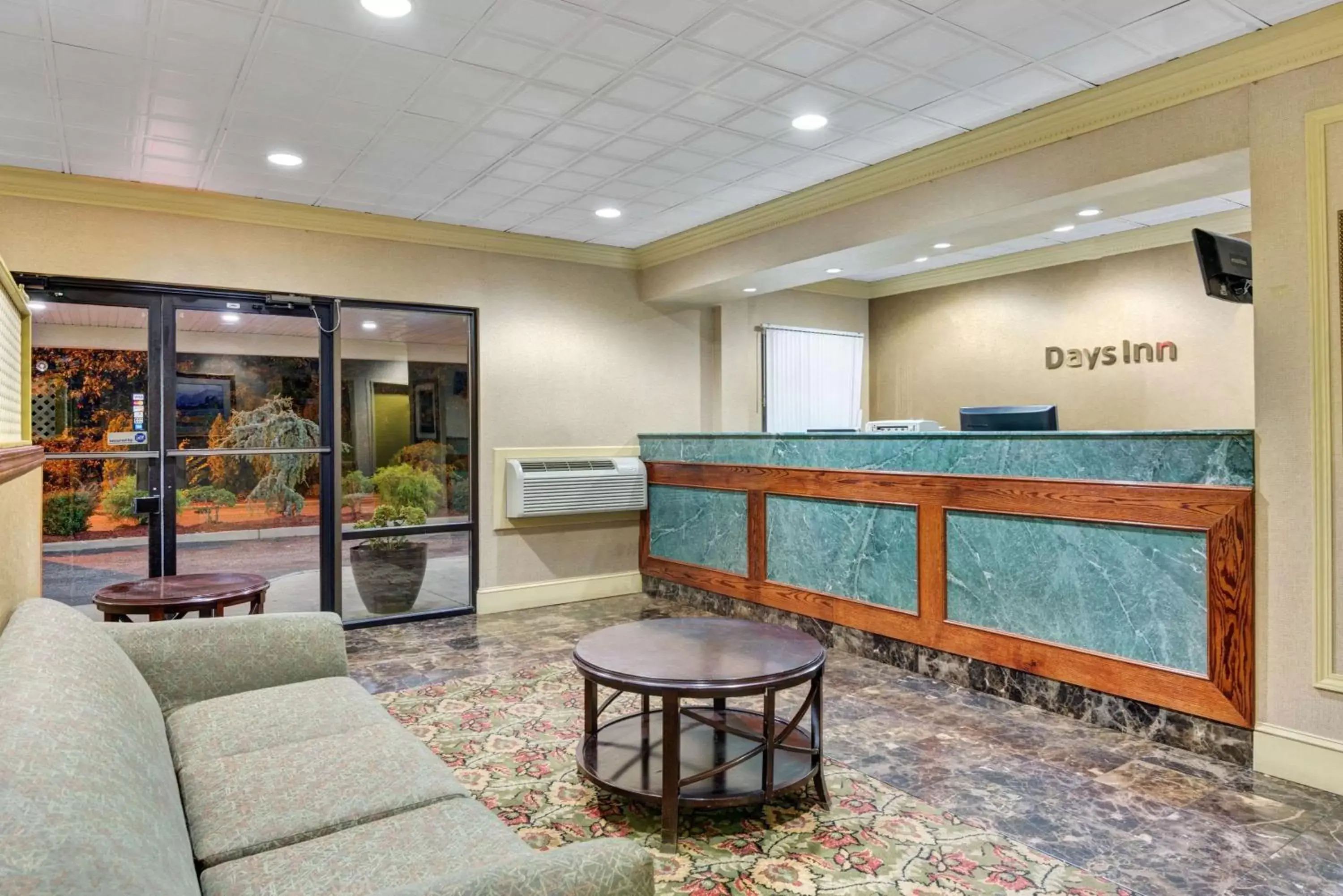 Lobby or reception, Lobby/Reception in Howard Johnson by Wyndham Galloway Atlantic City Area