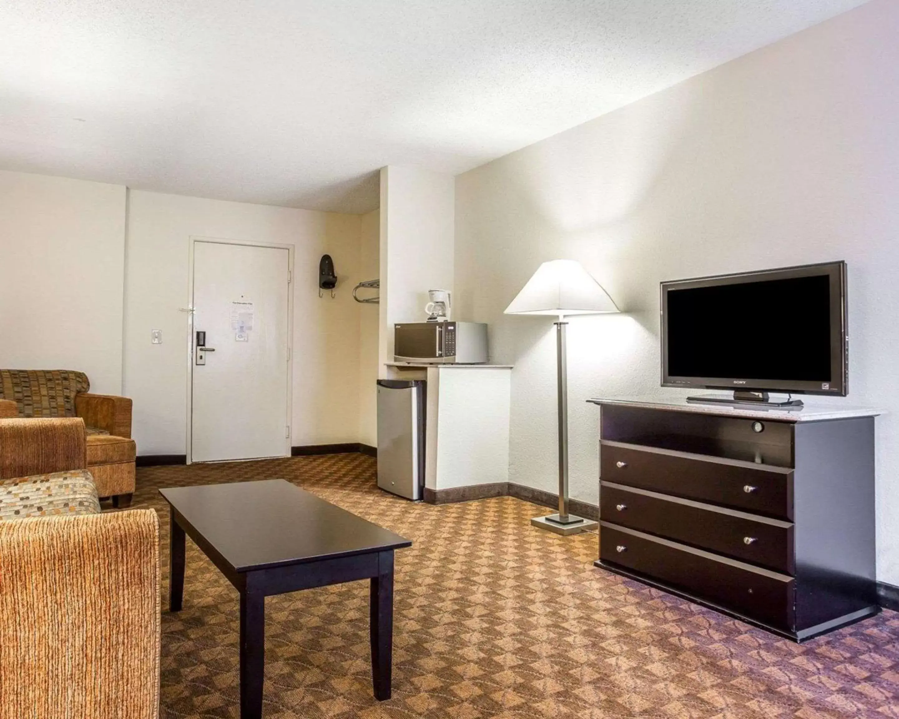 Photo of the whole room, TV/Entertainment Center in Quality Inn & Suites Coliseum