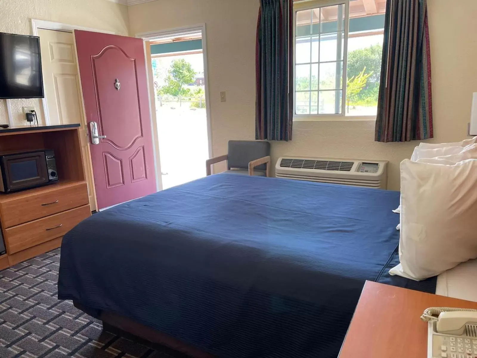 Bedroom, Bed in Riverside Inn & Suites Santa Cruz