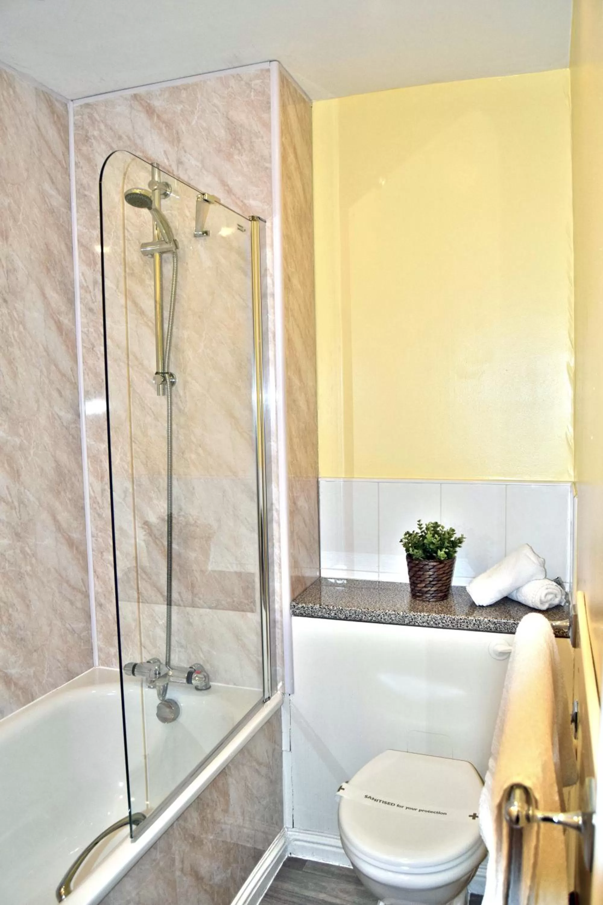 Shower in Bridge of Cally Hotel