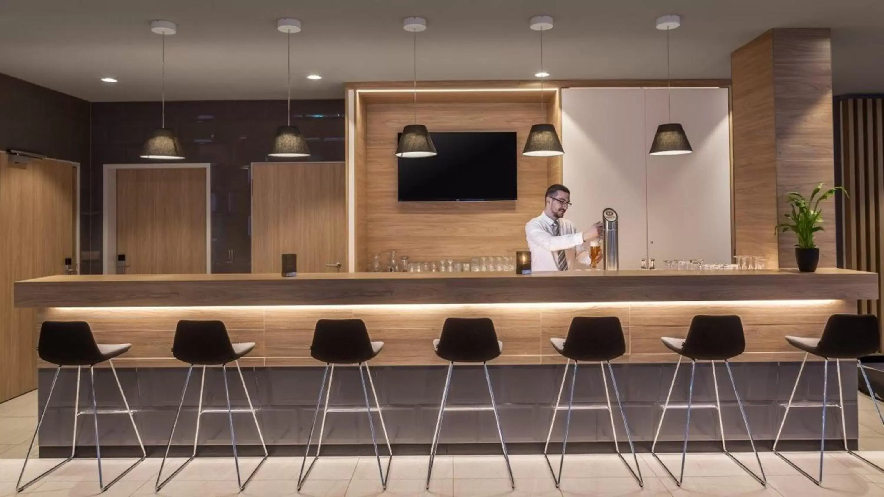 Lounge or bar in Holiday Inn Express - Wuppertal - Hauptbahnhof, an IHG Hotel