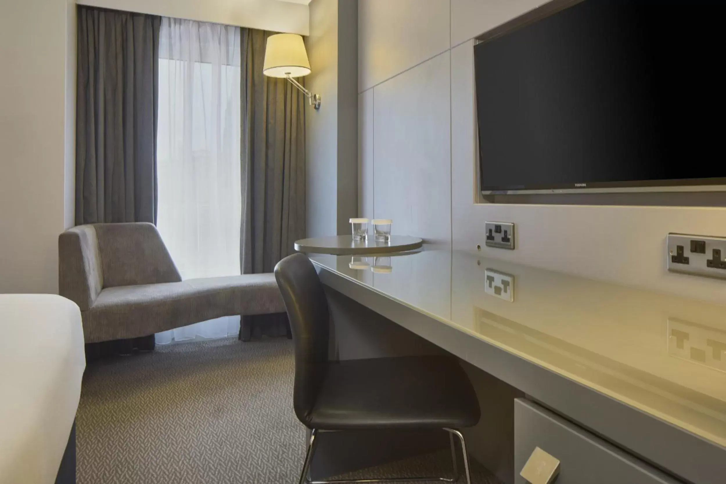 Bedroom, TV/Entertainment Center in DoubleTree by Hilton Bristol City Centre