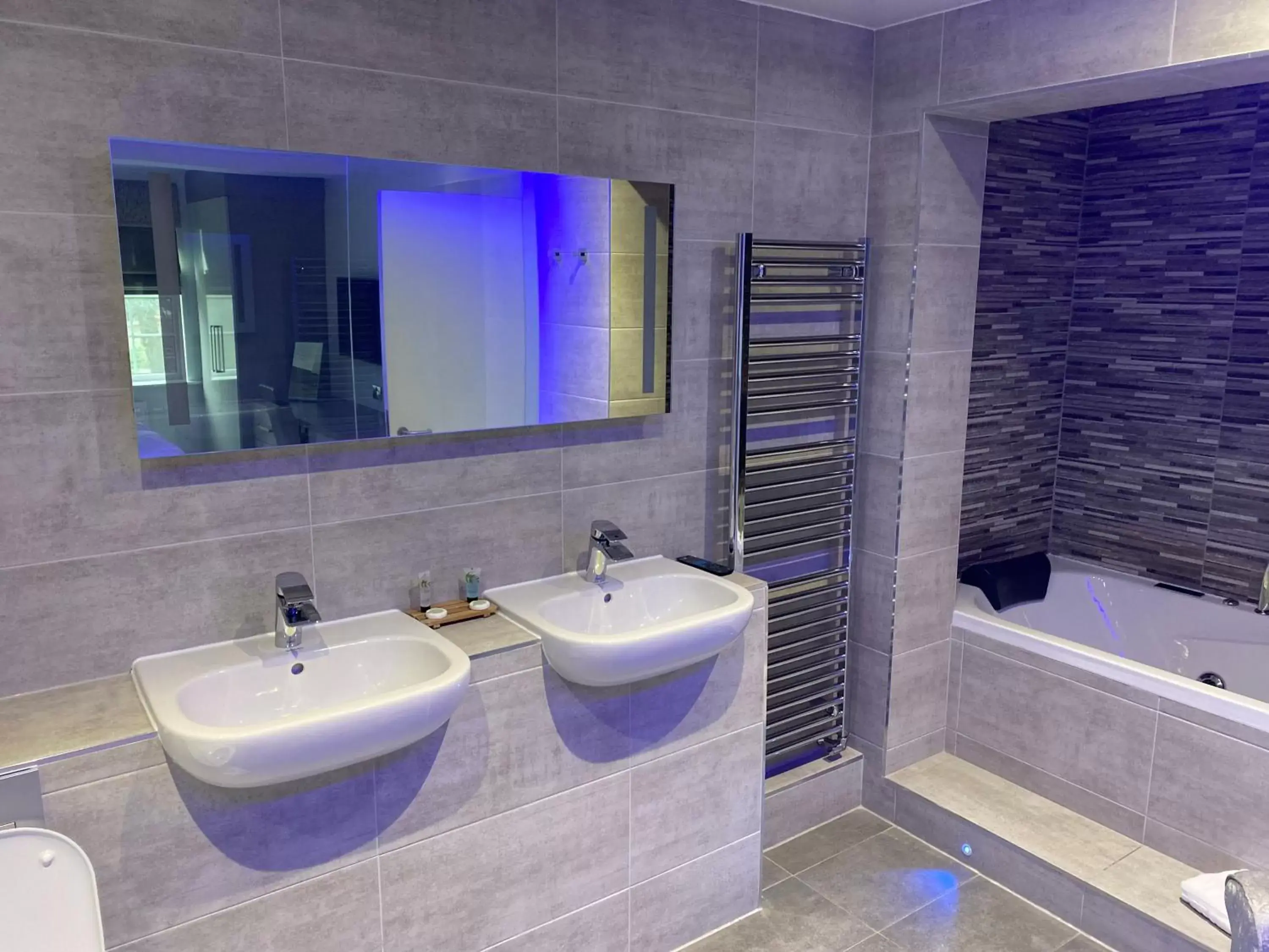 Shower, Bathroom in The Avenue Hotel Ltd