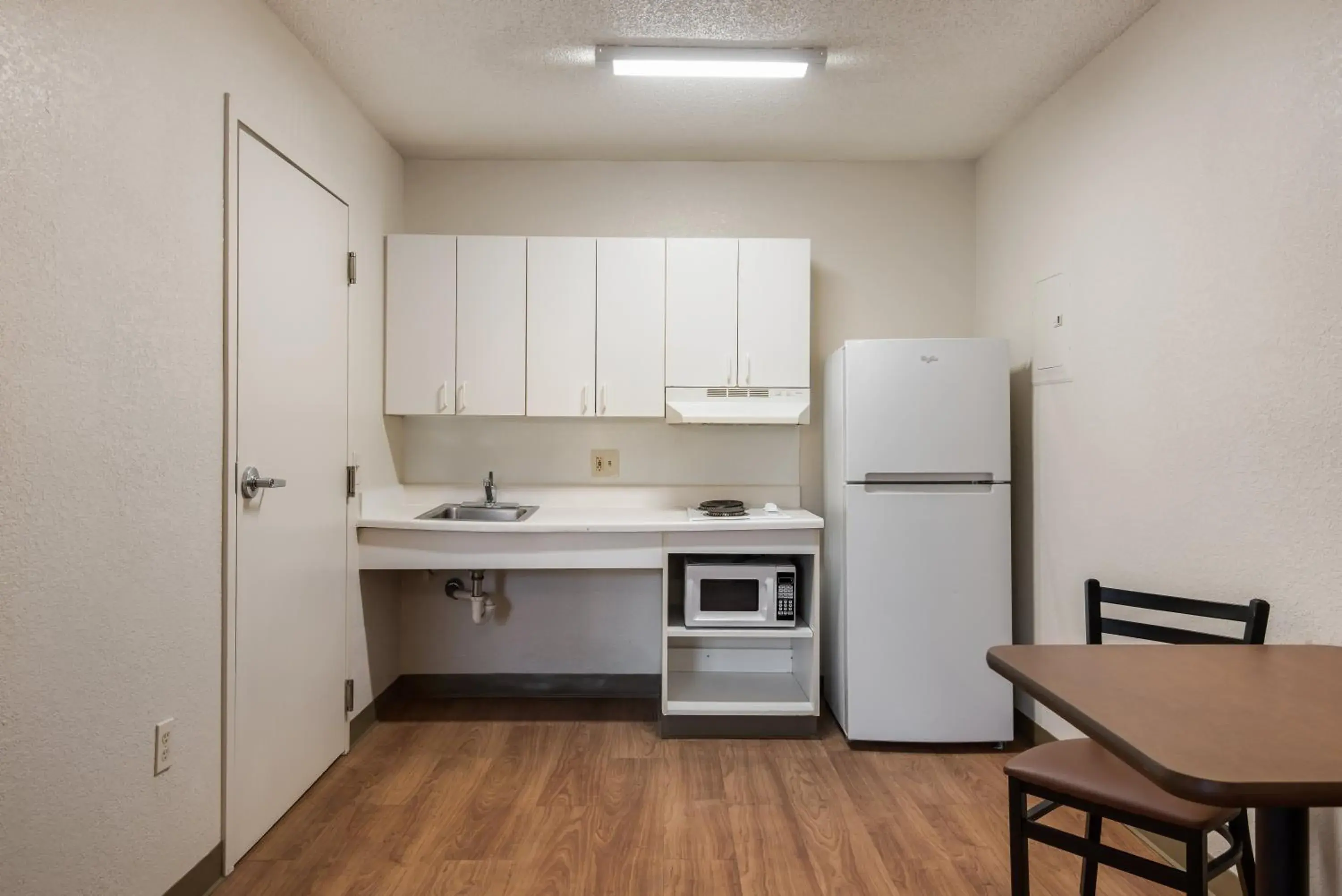 Photo of the whole room, Kitchen/Kitchenette in HomeTowne Studios by Red Roof Kansas City - Independence