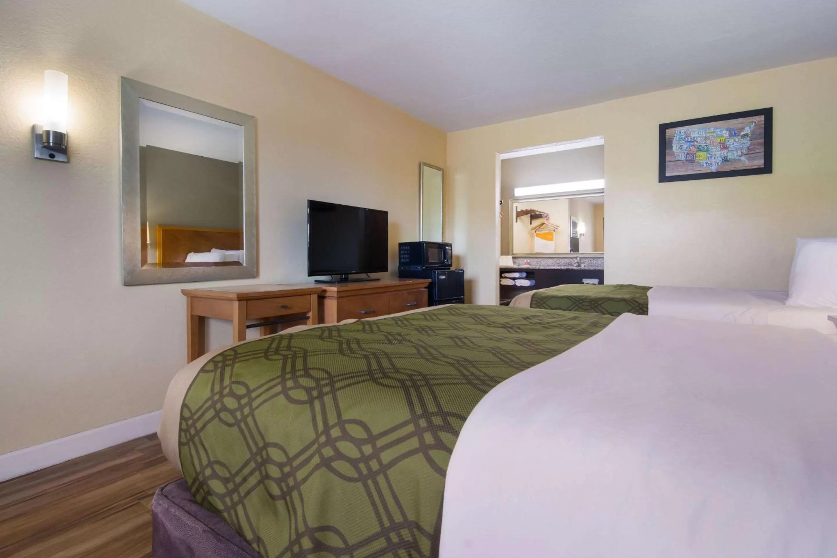 Photo of the whole room, Bed in Econo Lodge Battleboro - Rocky Mount I-95