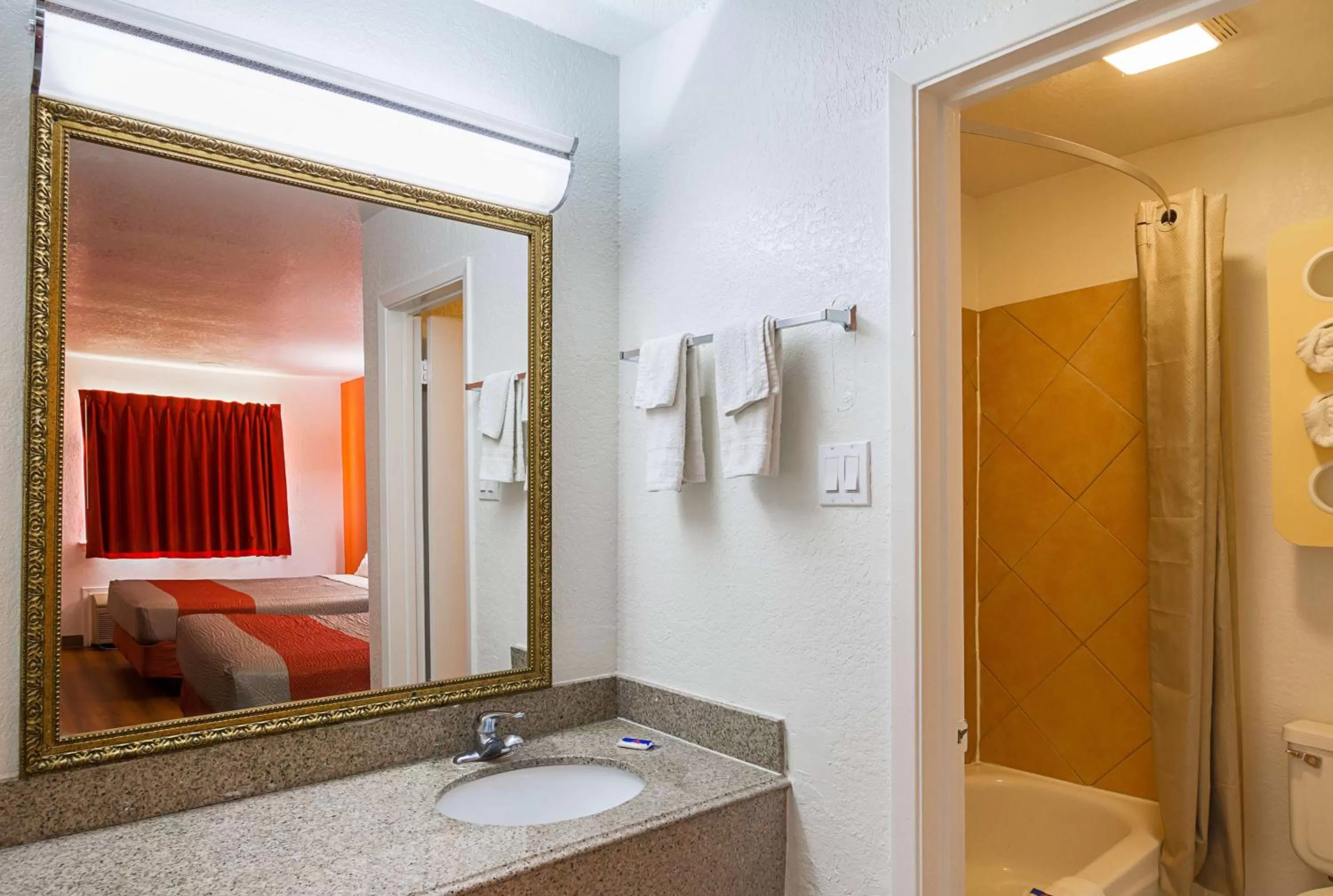 Bathroom, Bed in Motel 6-Red Oak, TX - Dallas