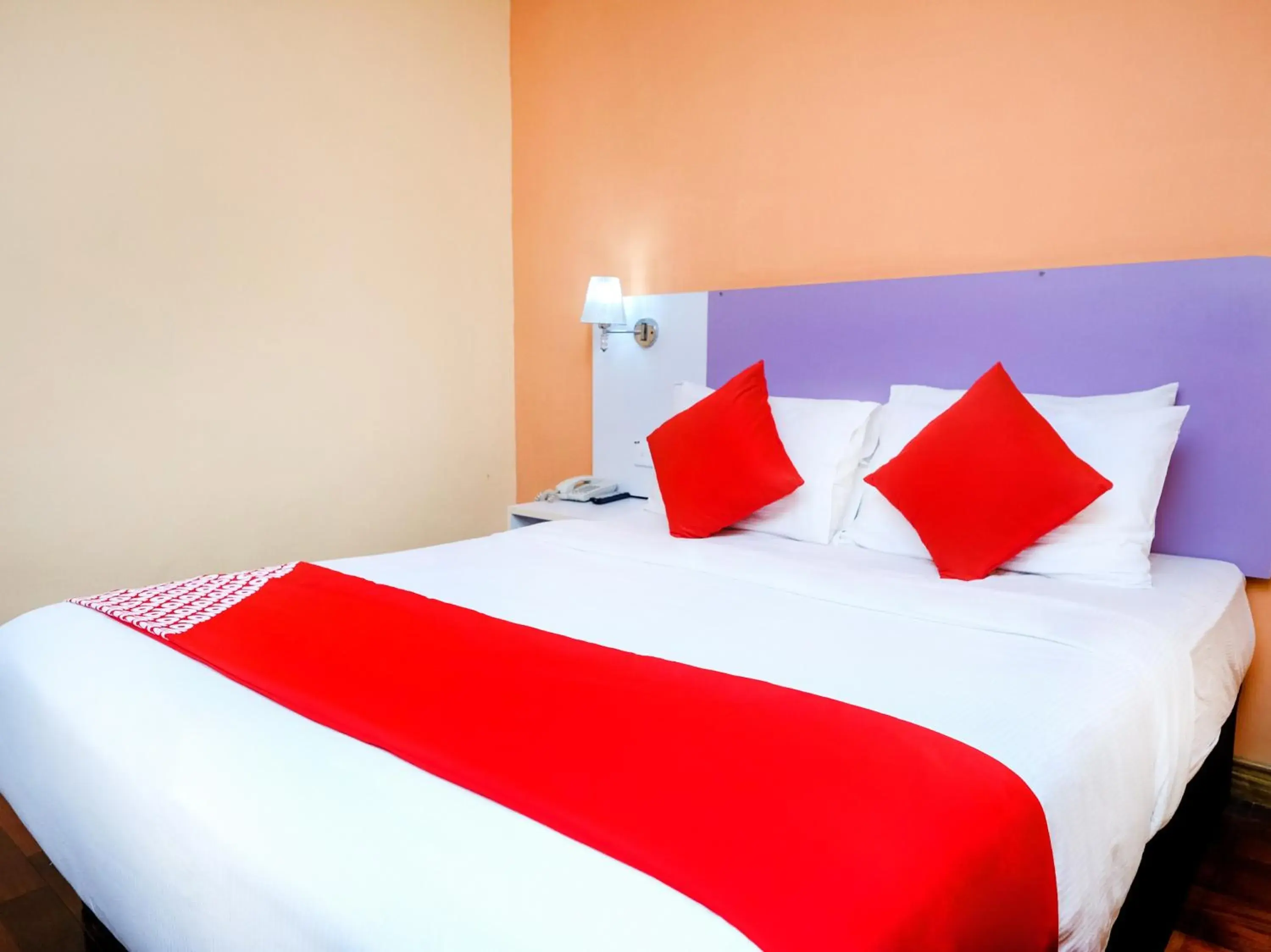 Bedroom, Bed in Super OYO 546 Grand City Hotel