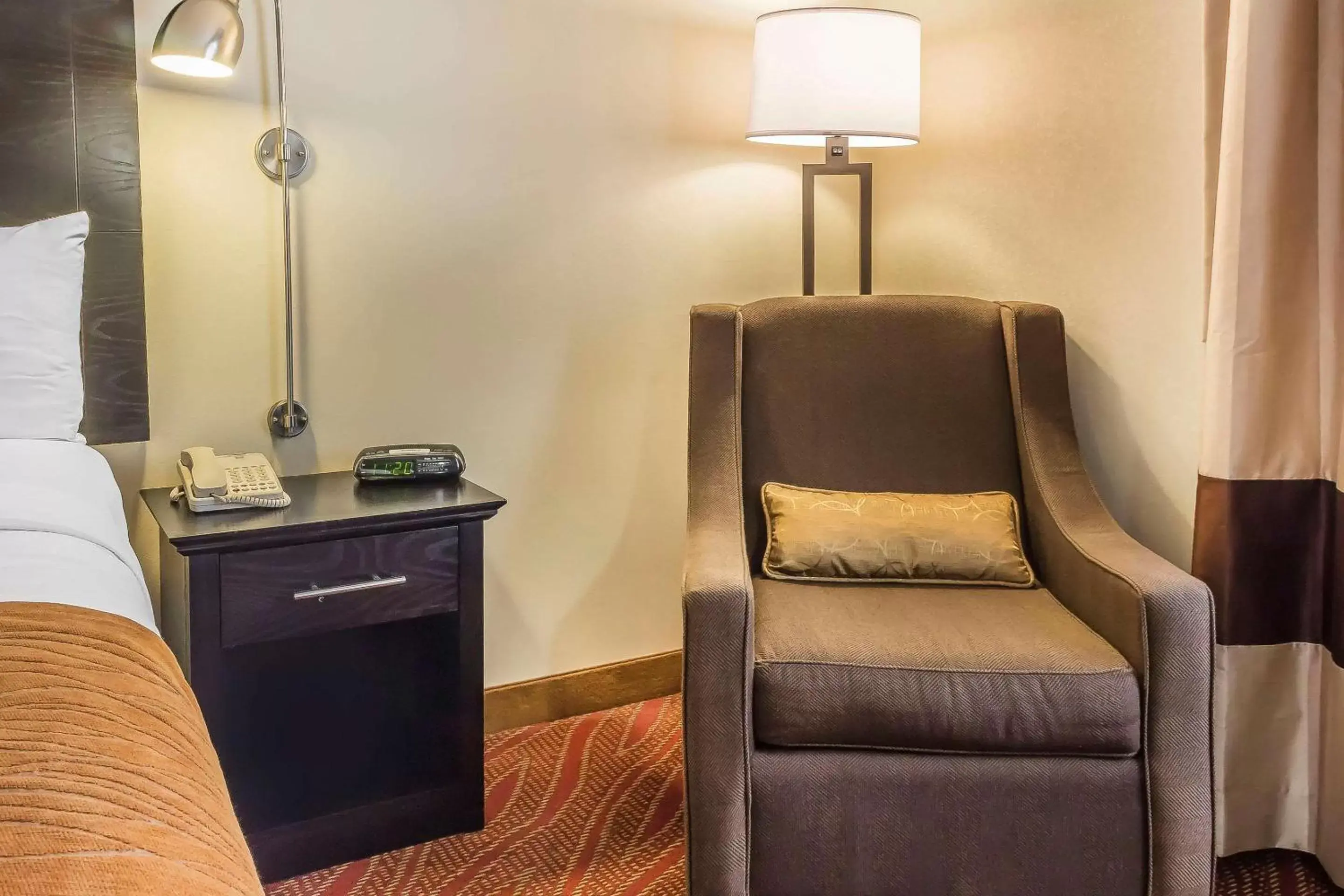 Photo of the whole room, Seating Area in Comfort Inn & Suites LaGuardia Airport