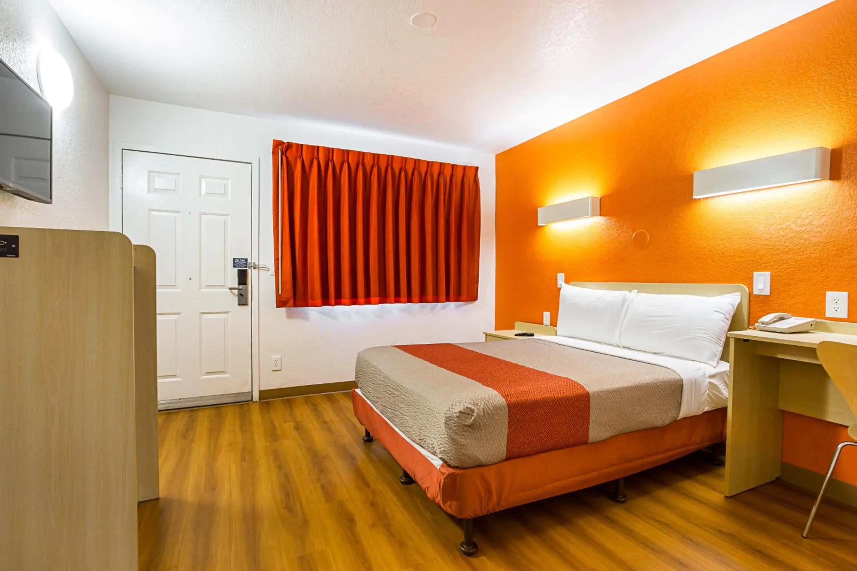Bedroom, Bed in Motel 6 Mesa North