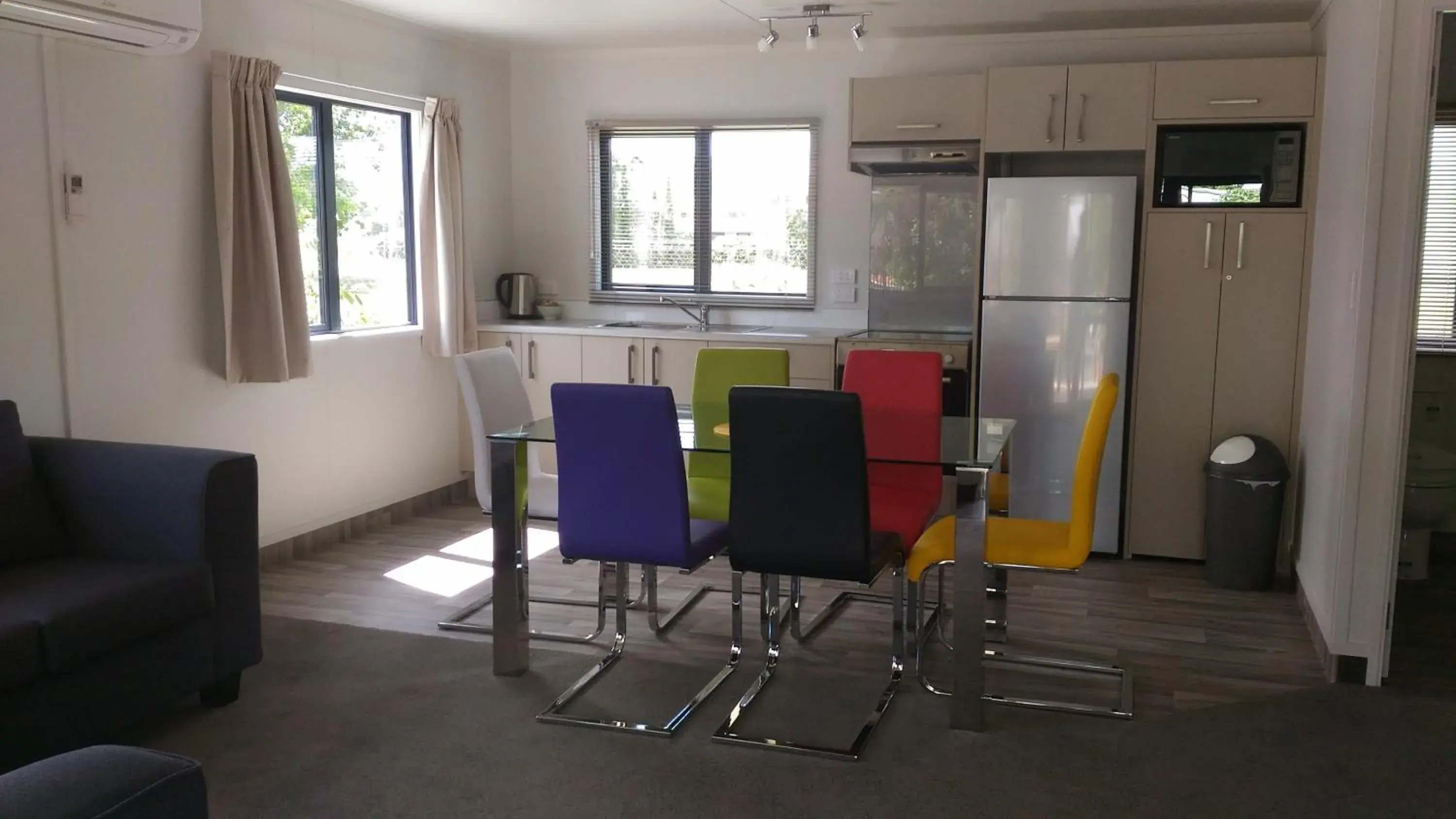 Kitchen or kitchenette, Dining Area in All Seasons Holiday Park Hotel