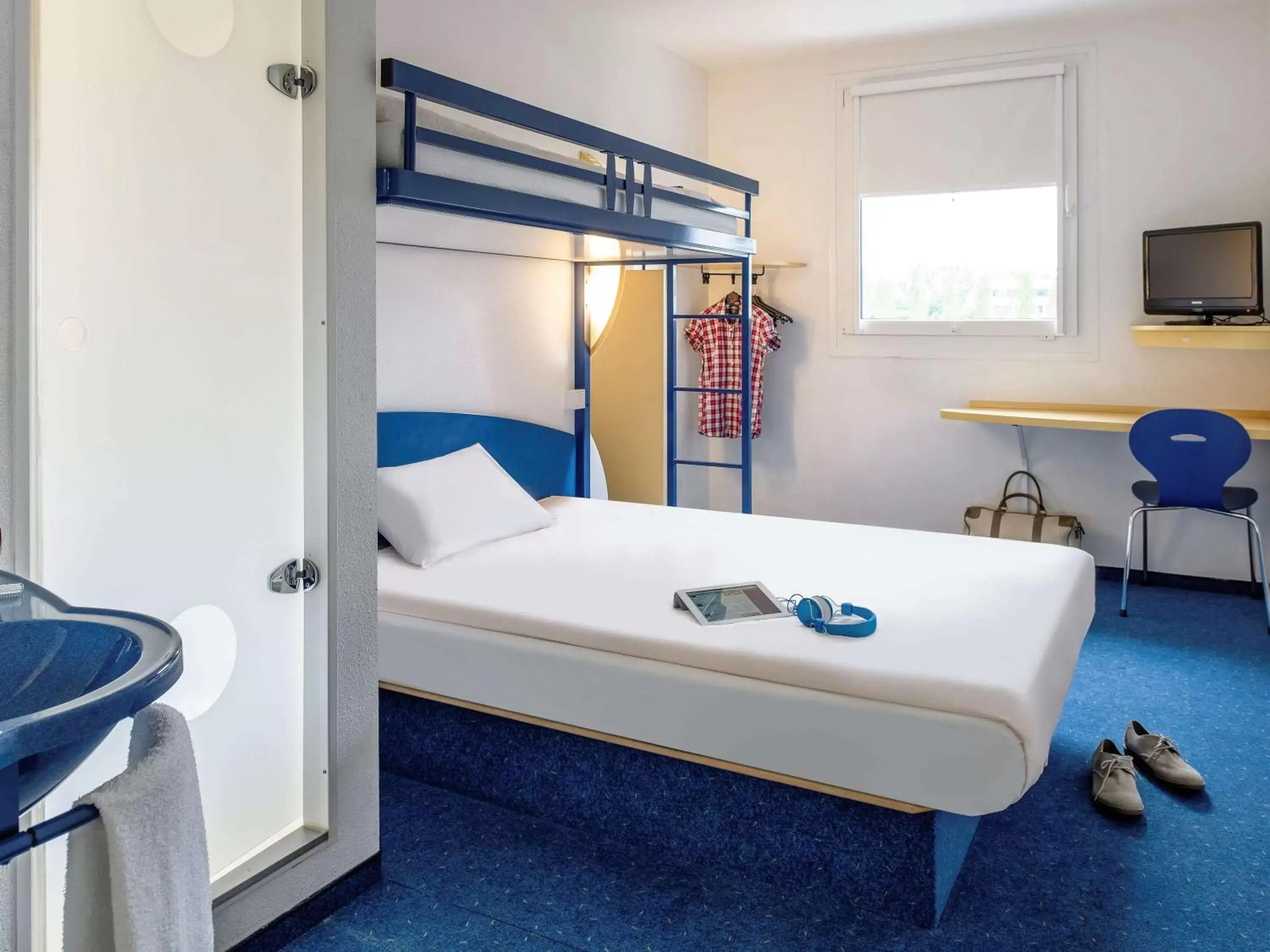 Photo of the whole room, Bed in ibis budget Aachen Raeren Grenze