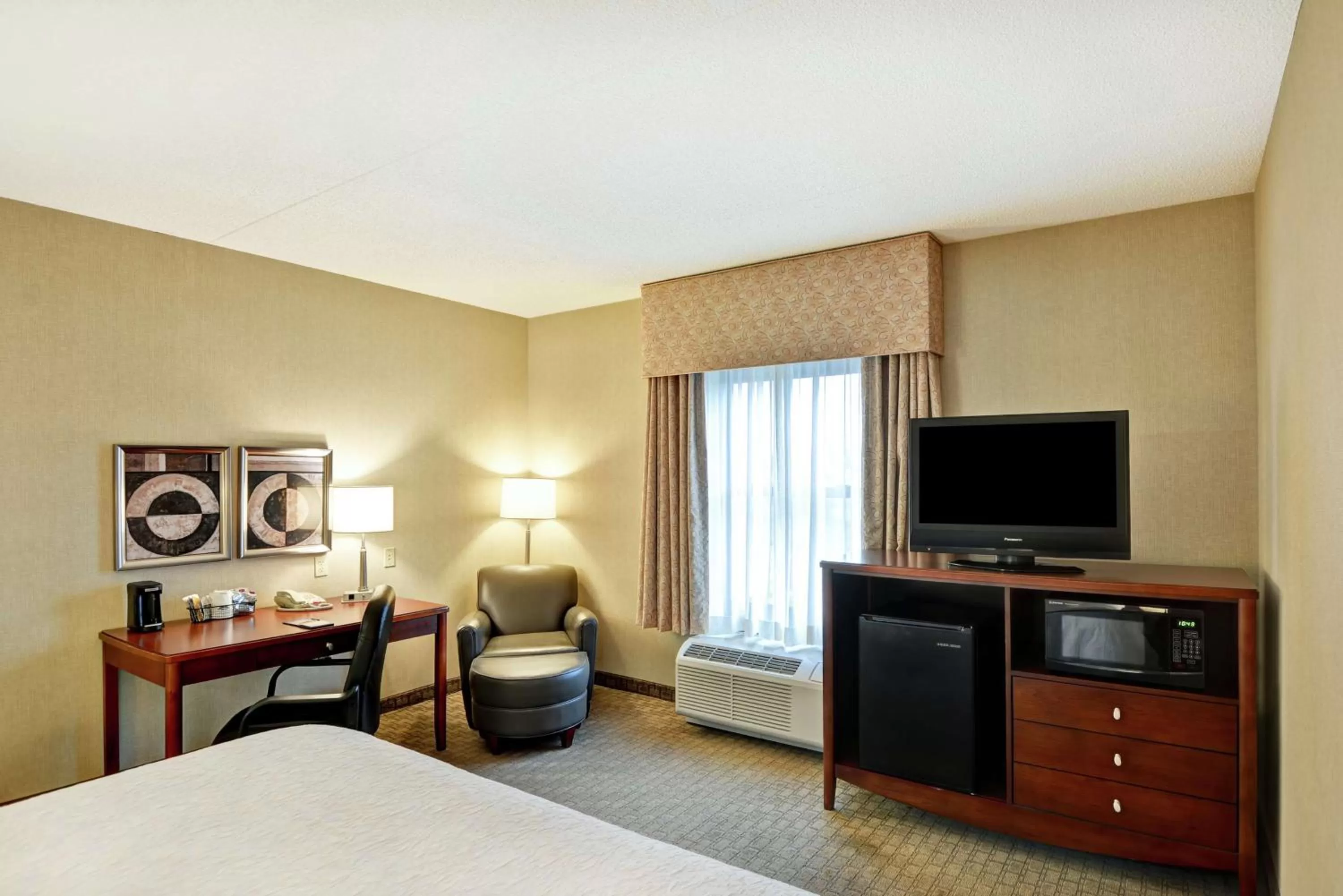 Bedroom, Bed in Hampton Inn Lewisburg