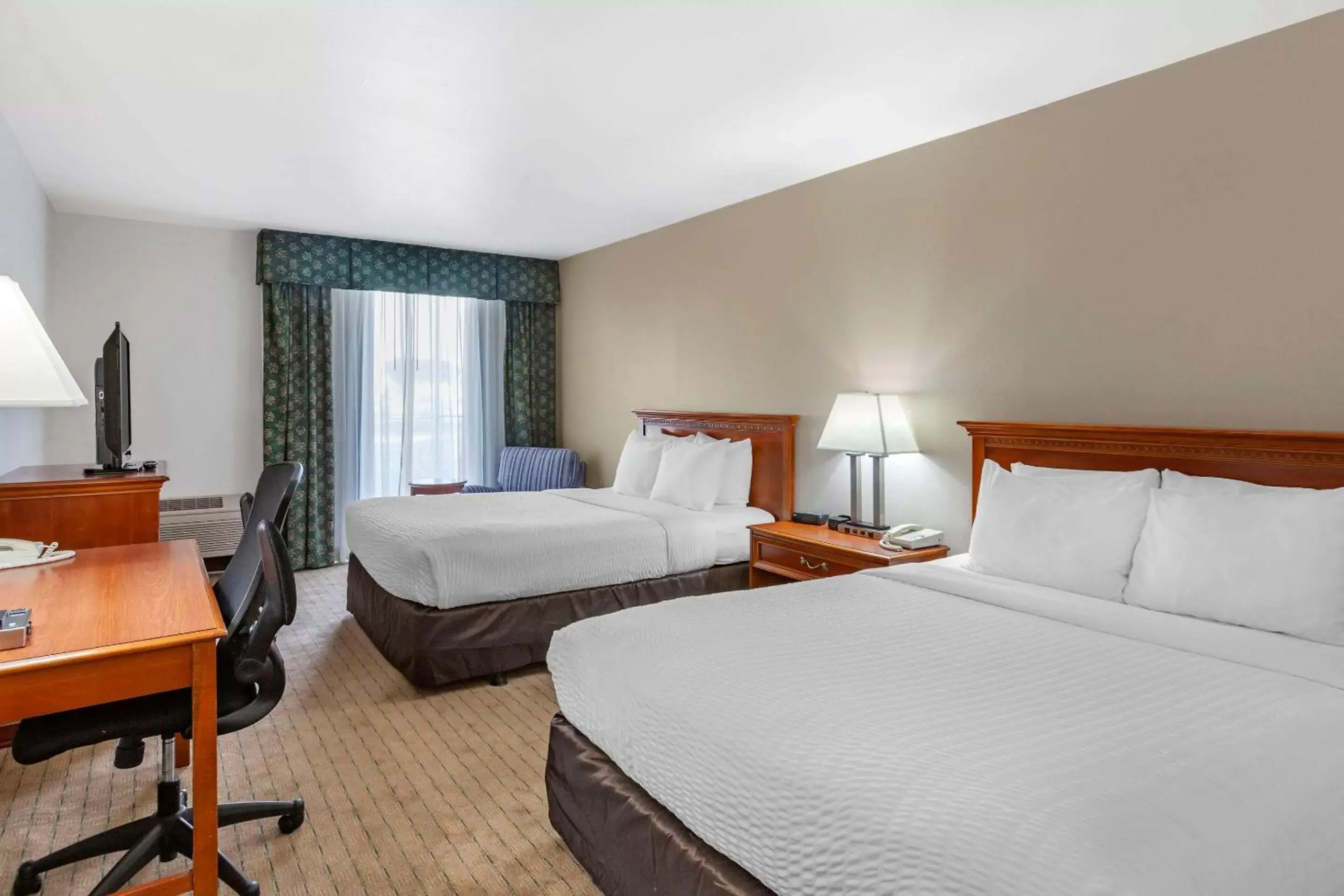 Photo of the whole room, Bed in Clarion Inn Ontario