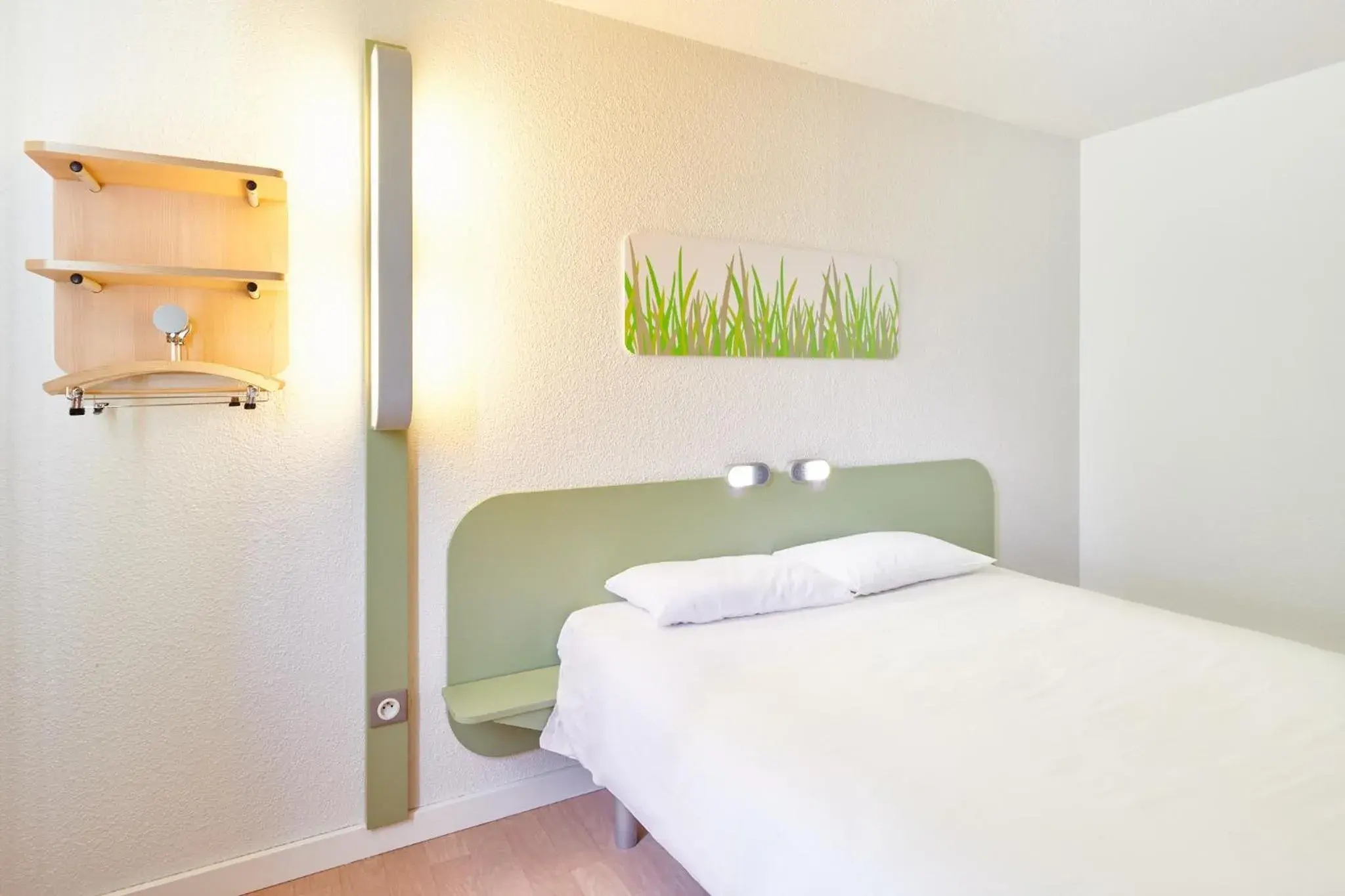 Bedroom, Bed in ibis budget Saint Paul Les Dax